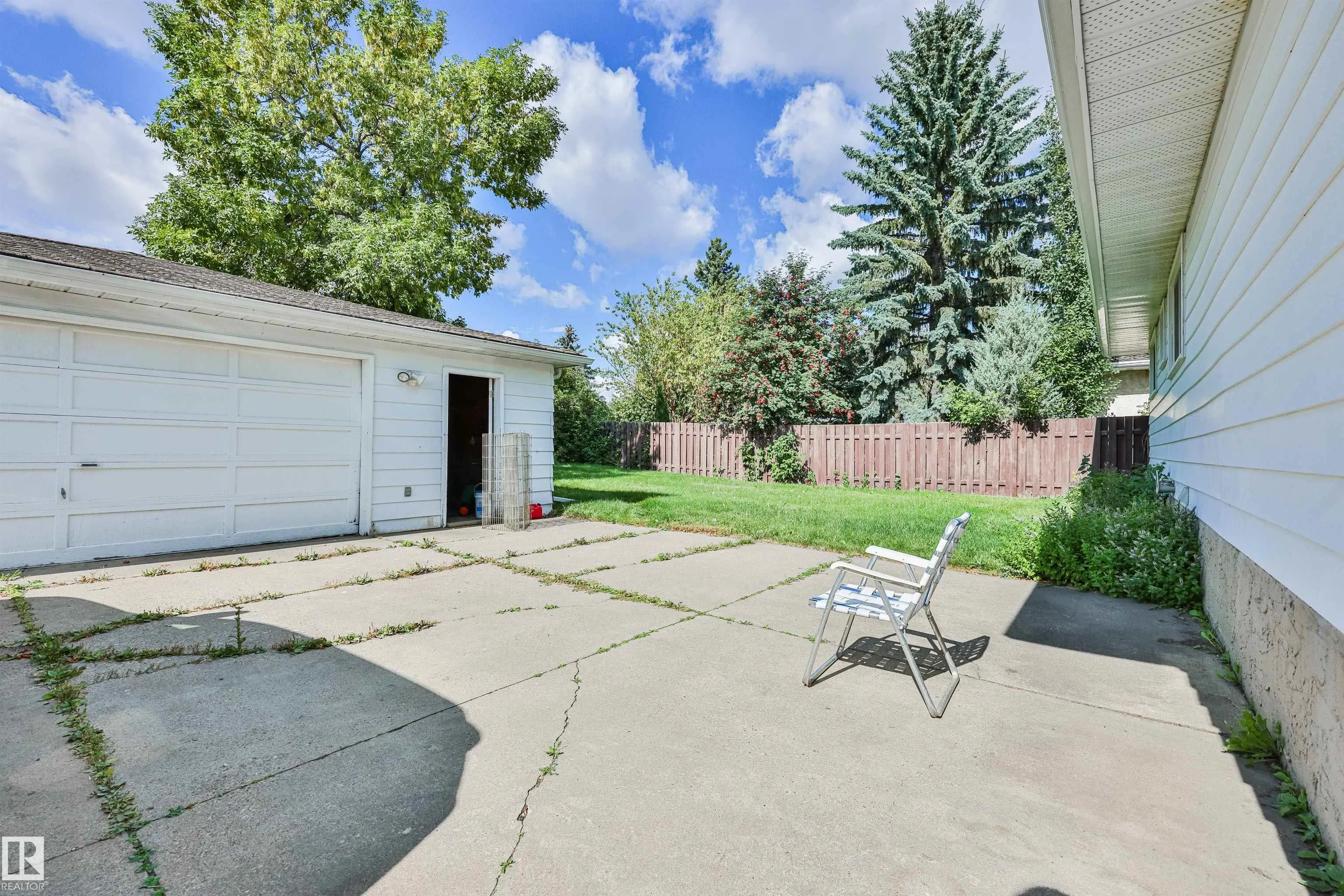 9 HAWKINS Crescent