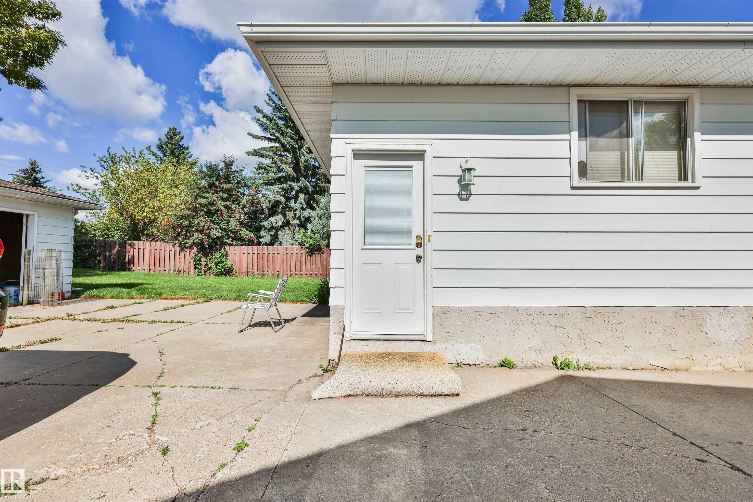 9 HAWKINS Crescent