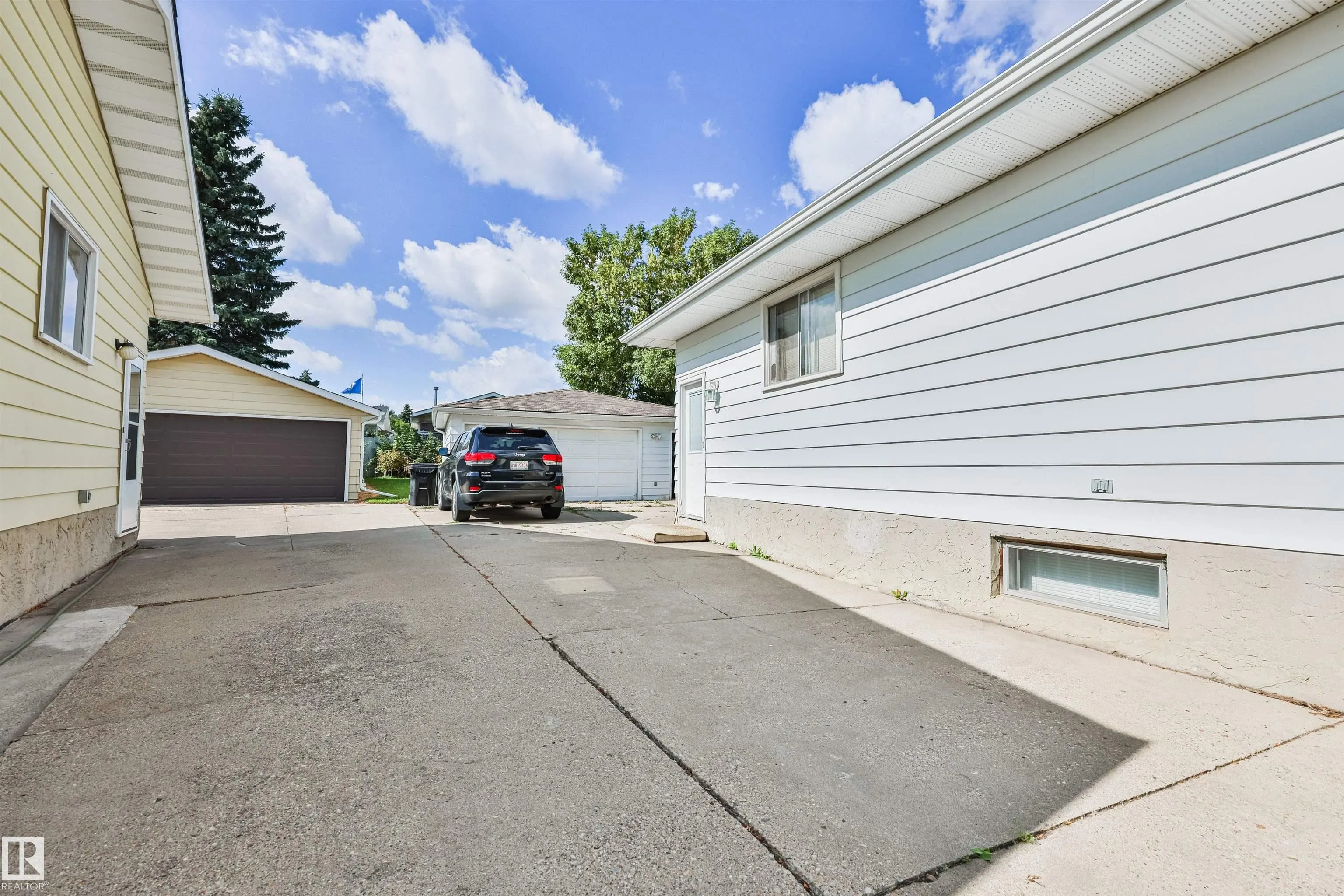 9 HAWKINS Crescent