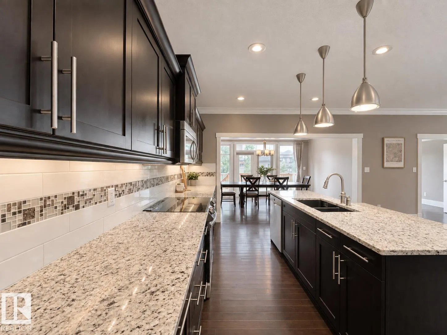 1330 AINSLIE Wynd