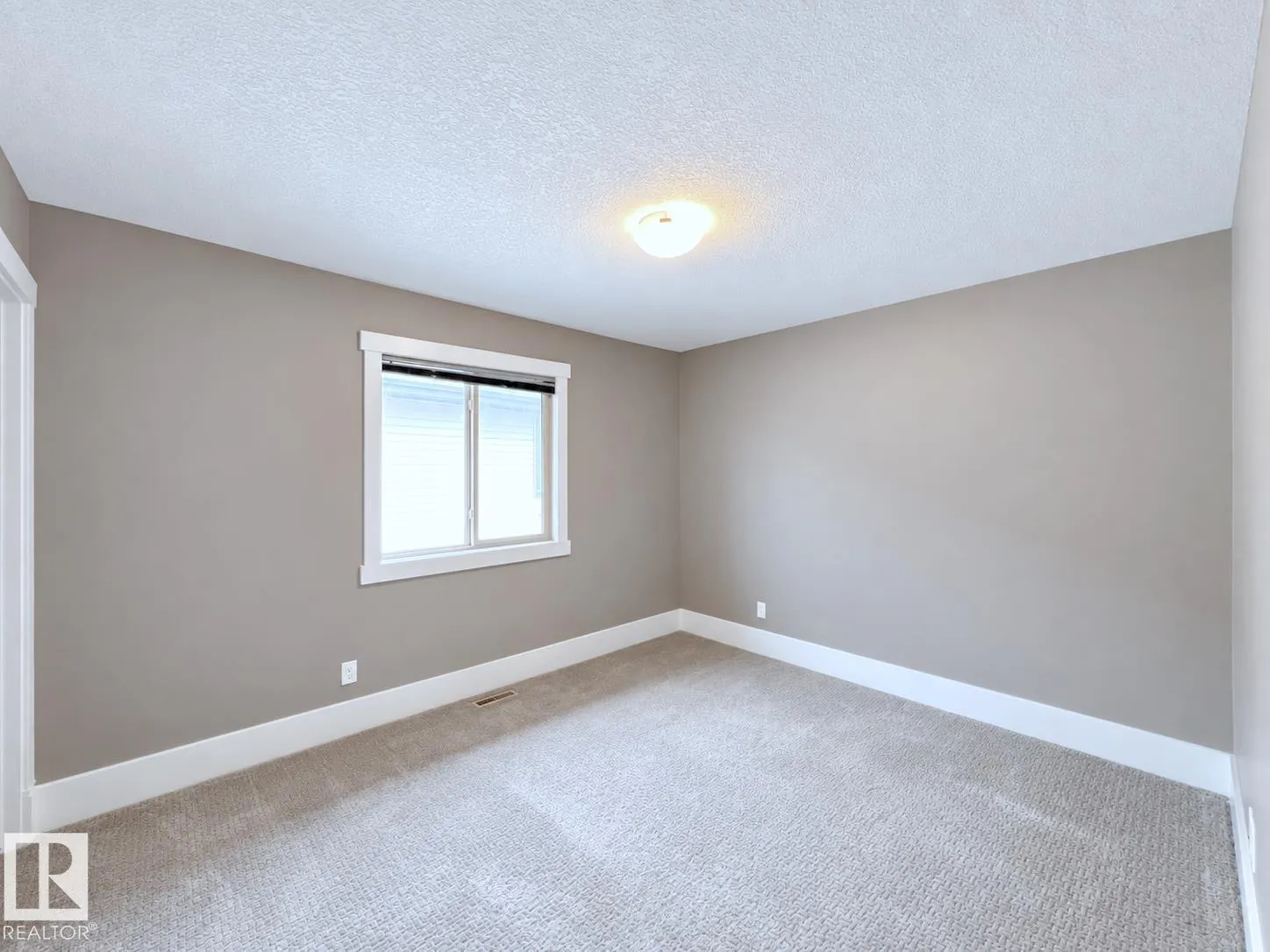 1330 AINSLIE Wynd