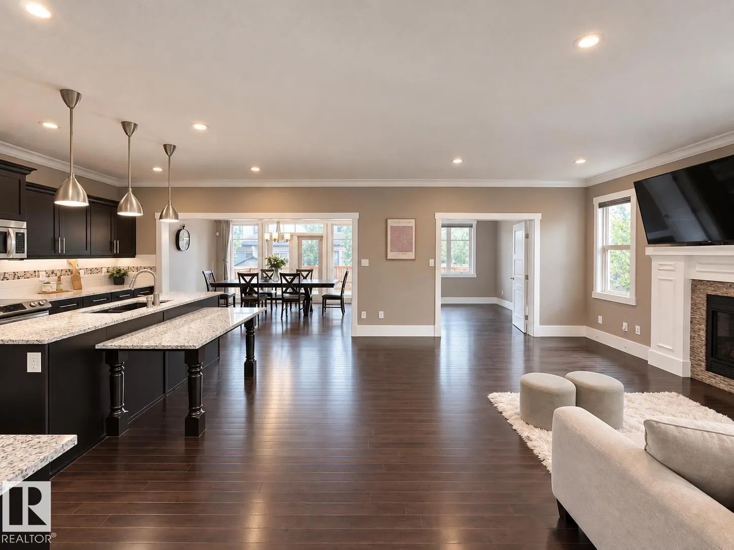 1330 AINSLIE Wynd