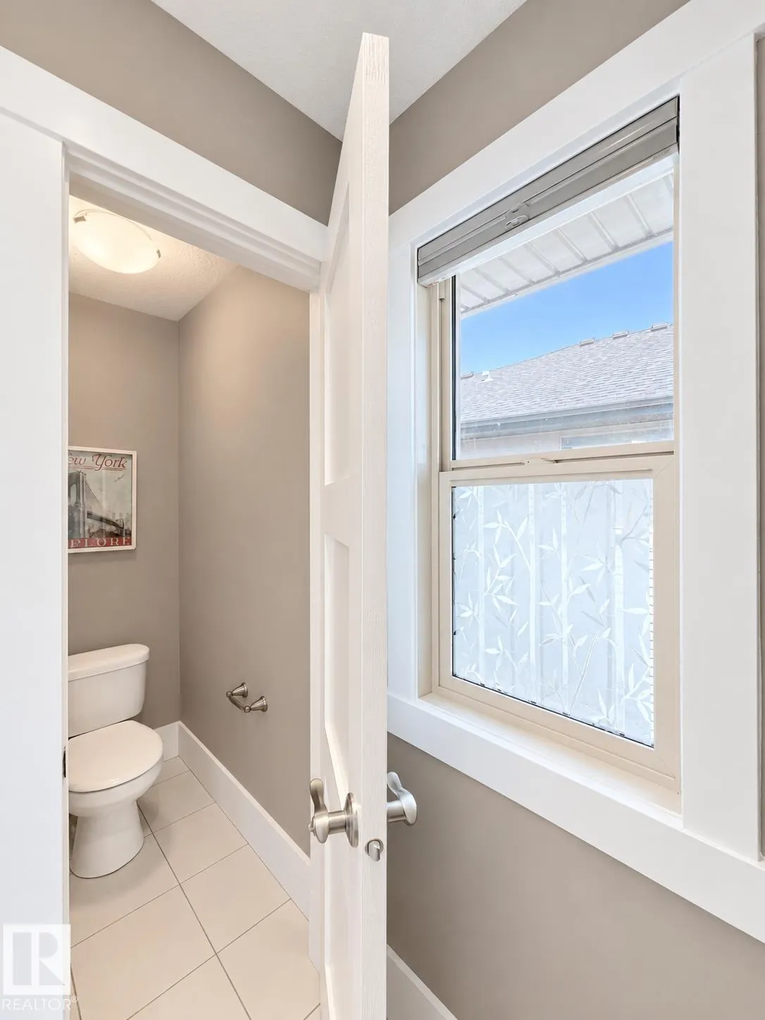 1330 AINSLIE Wynd