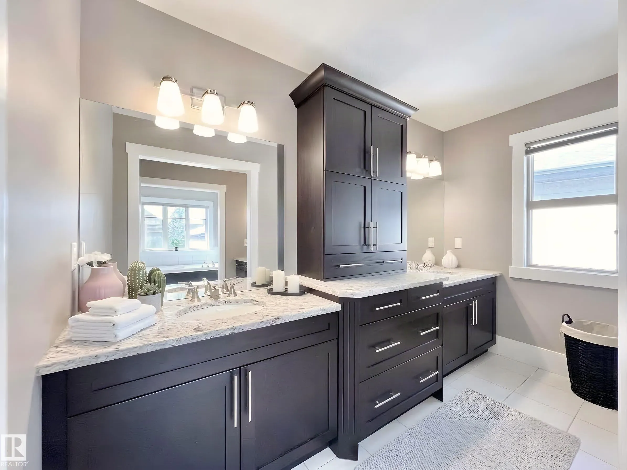 1330 AINSLIE Wynd
