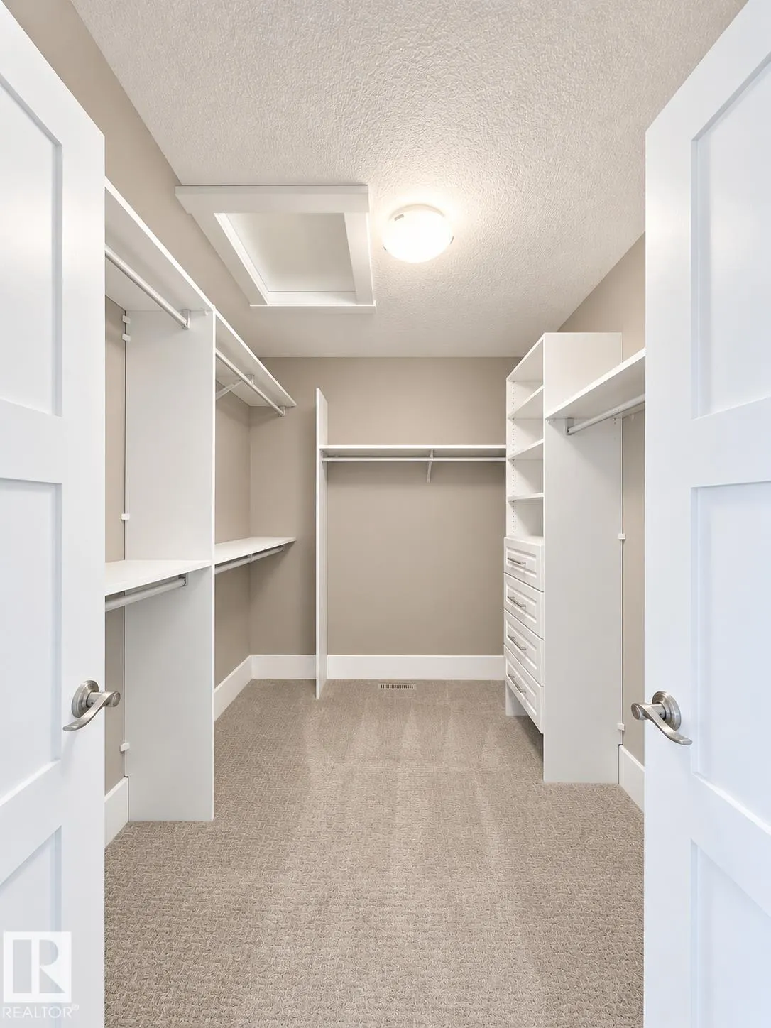 1330 AINSLIE Wynd