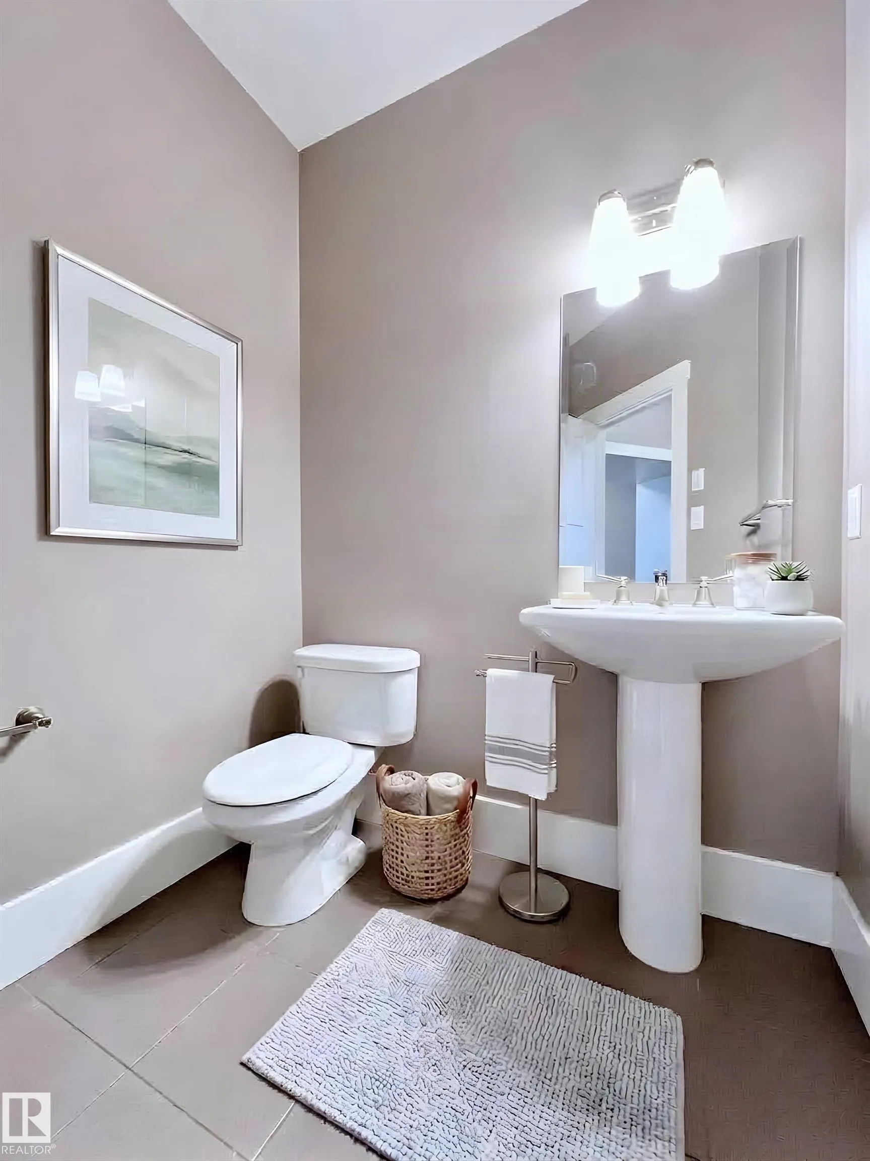 1330 AINSLIE Wynd