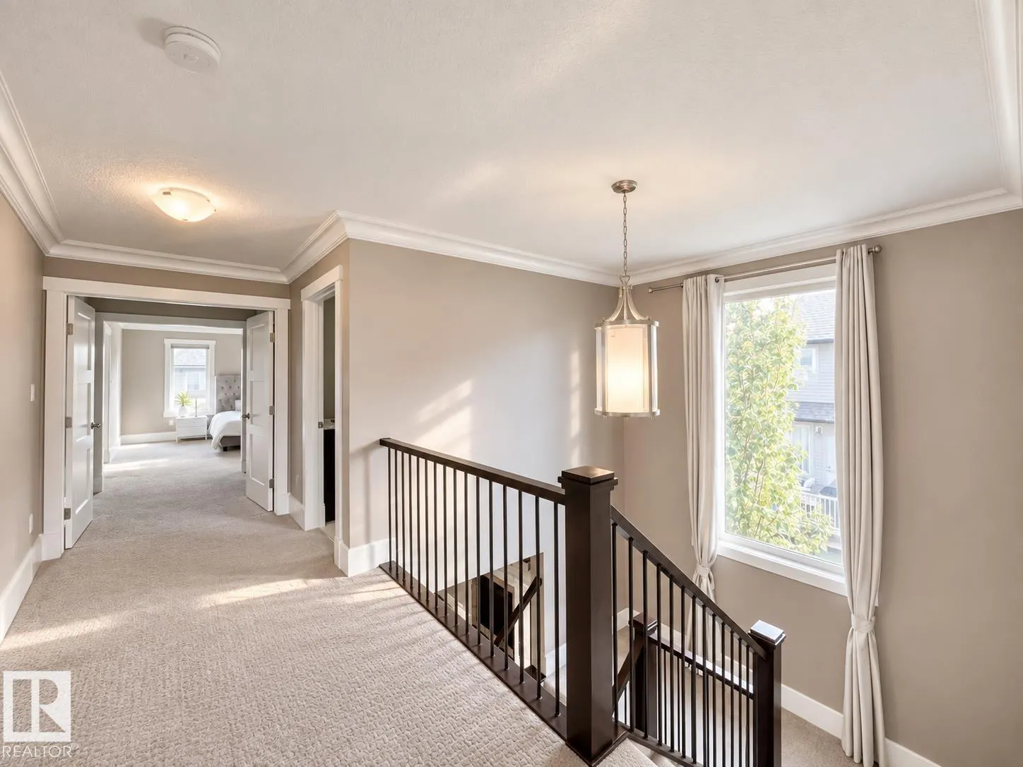 1330 AINSLIE Wynd