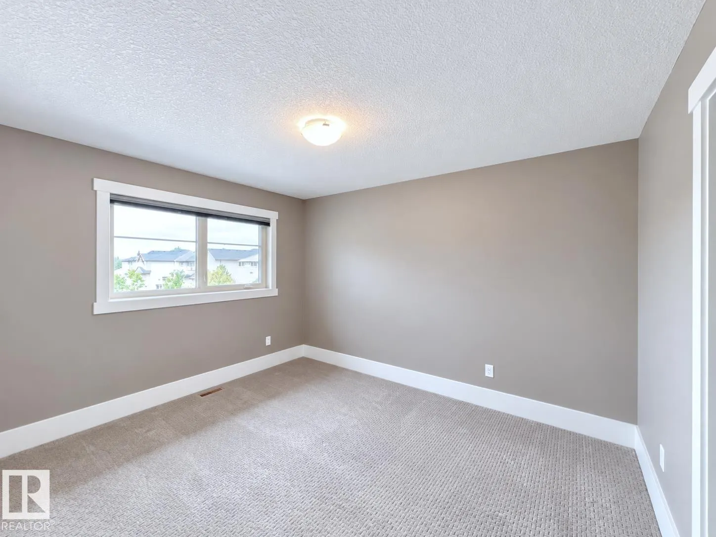 1330 AINSLIE Wynd