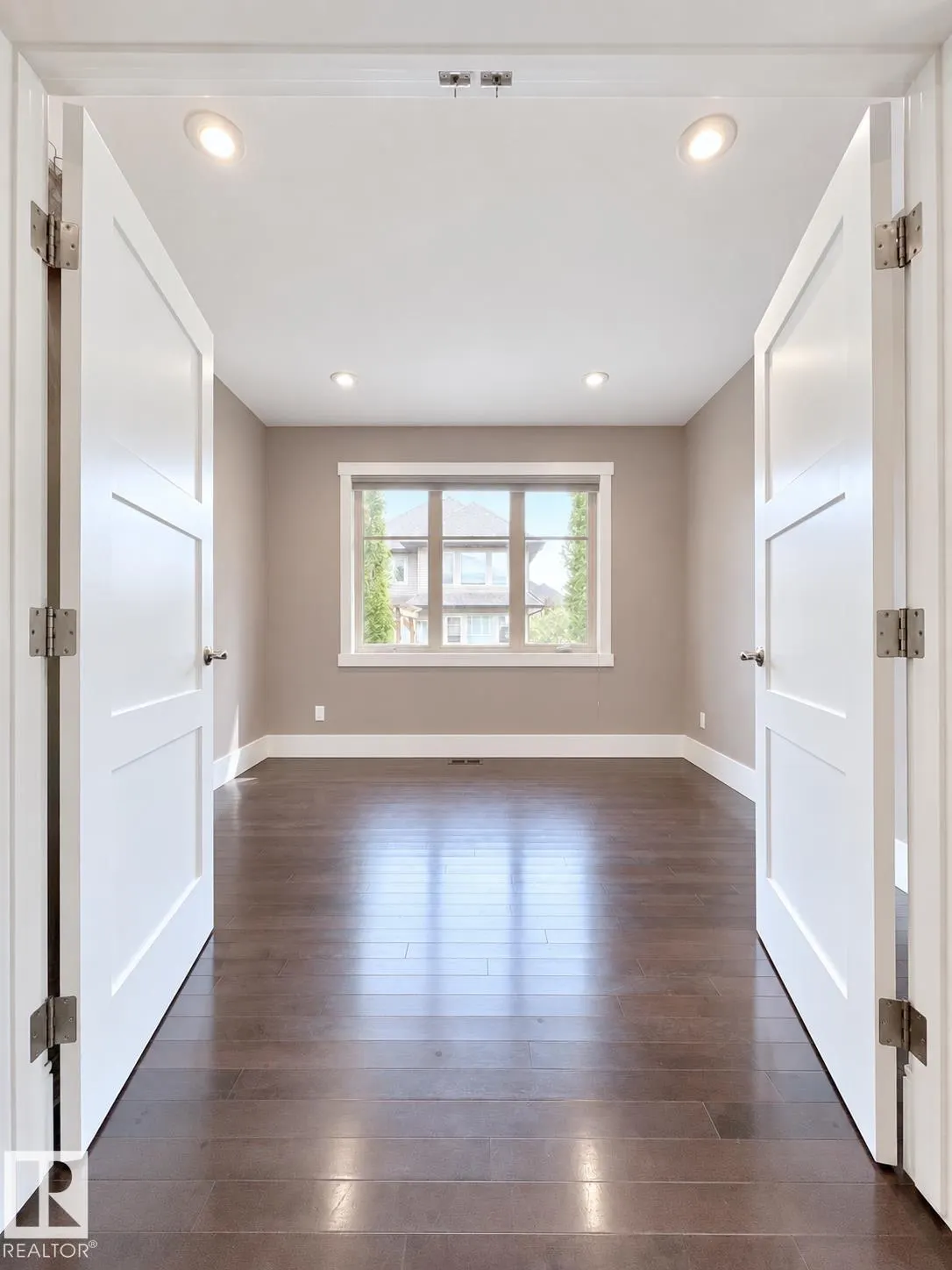 1330 AINSLIE Wynd