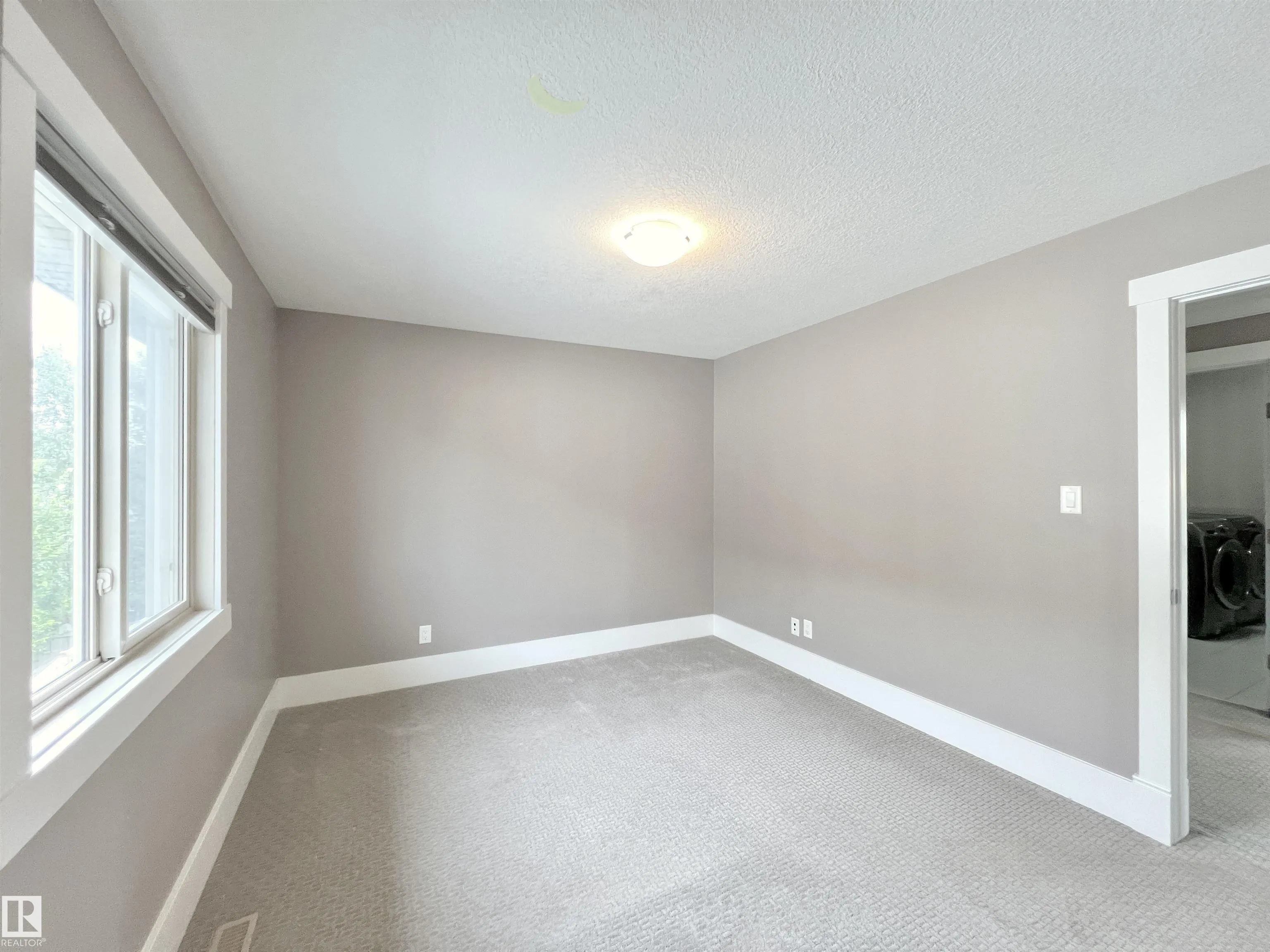 1330 AINSLIE Wynd