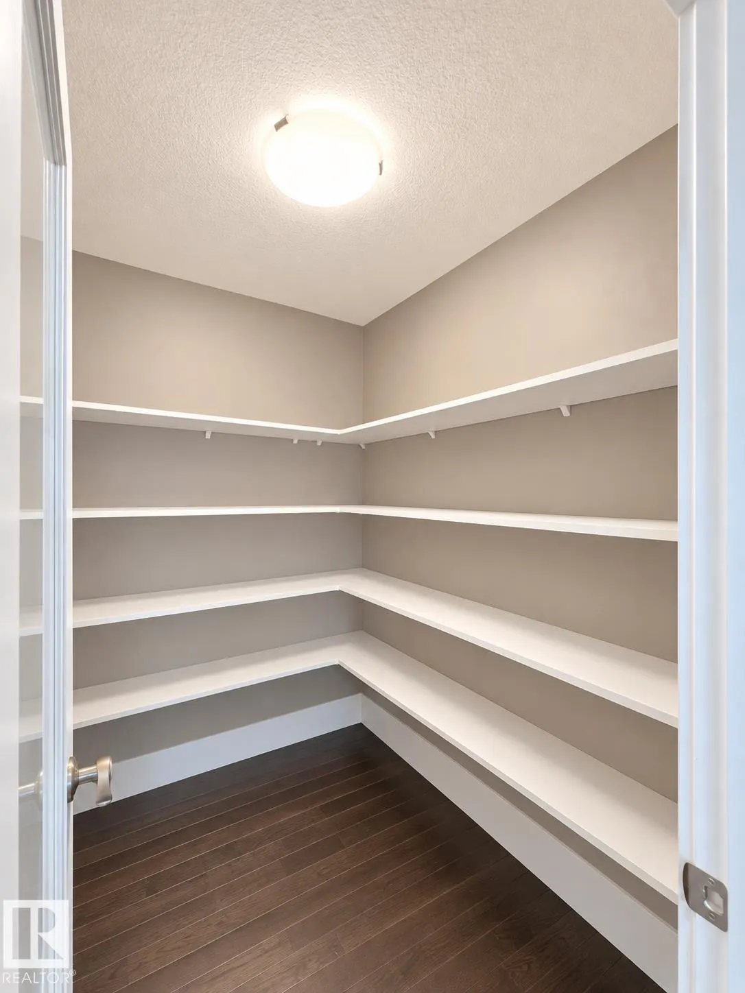 1330 AINSLIE Wynd