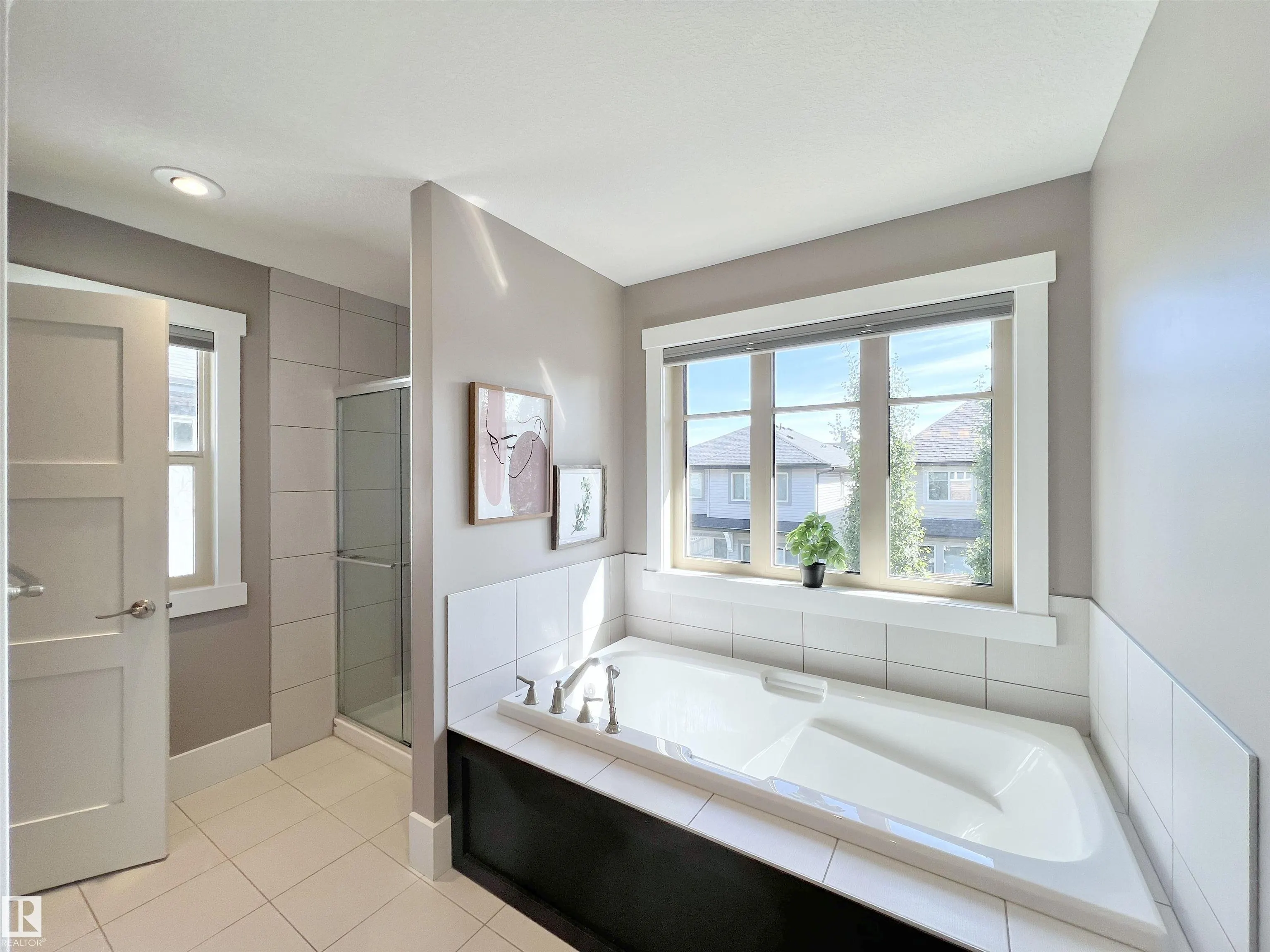 1330 AINSLIE Wynd