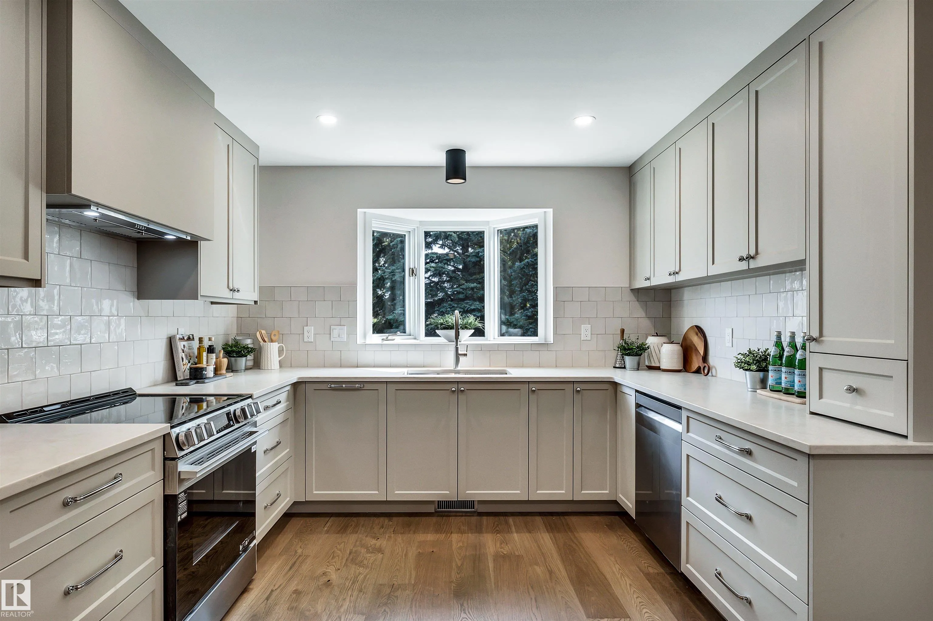 12 A INVERMERE Place