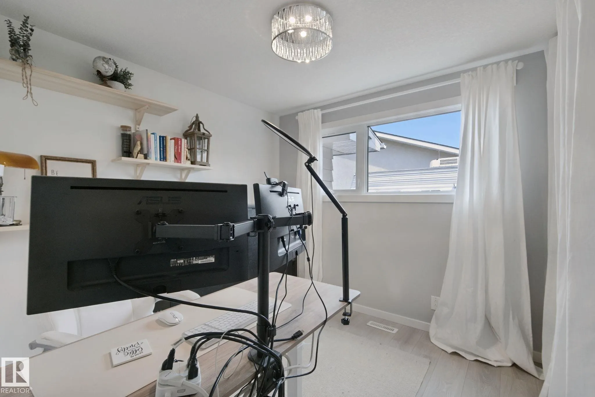 5 LABELLE Crescent