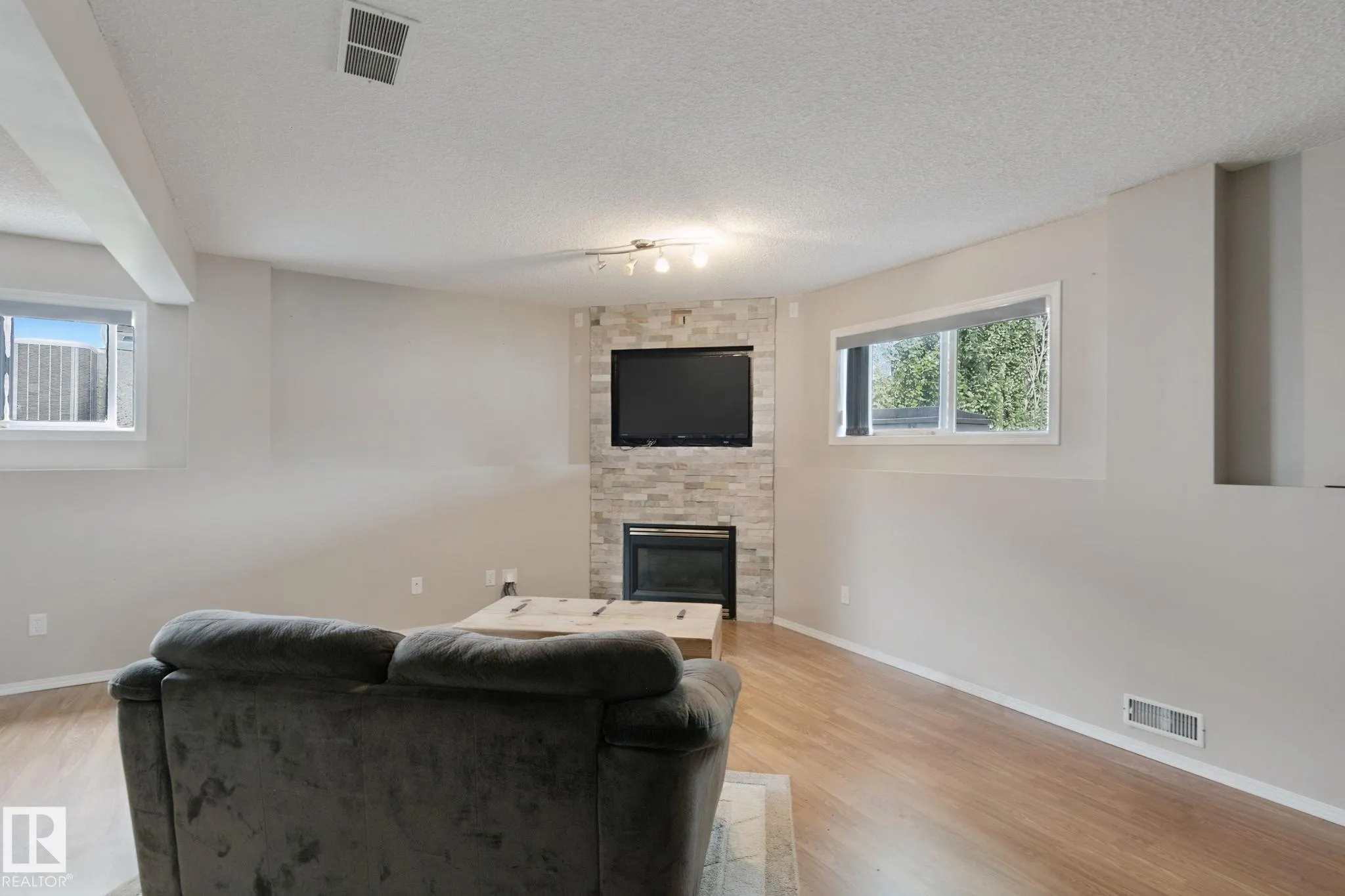 29 HIGHLAND Crescent