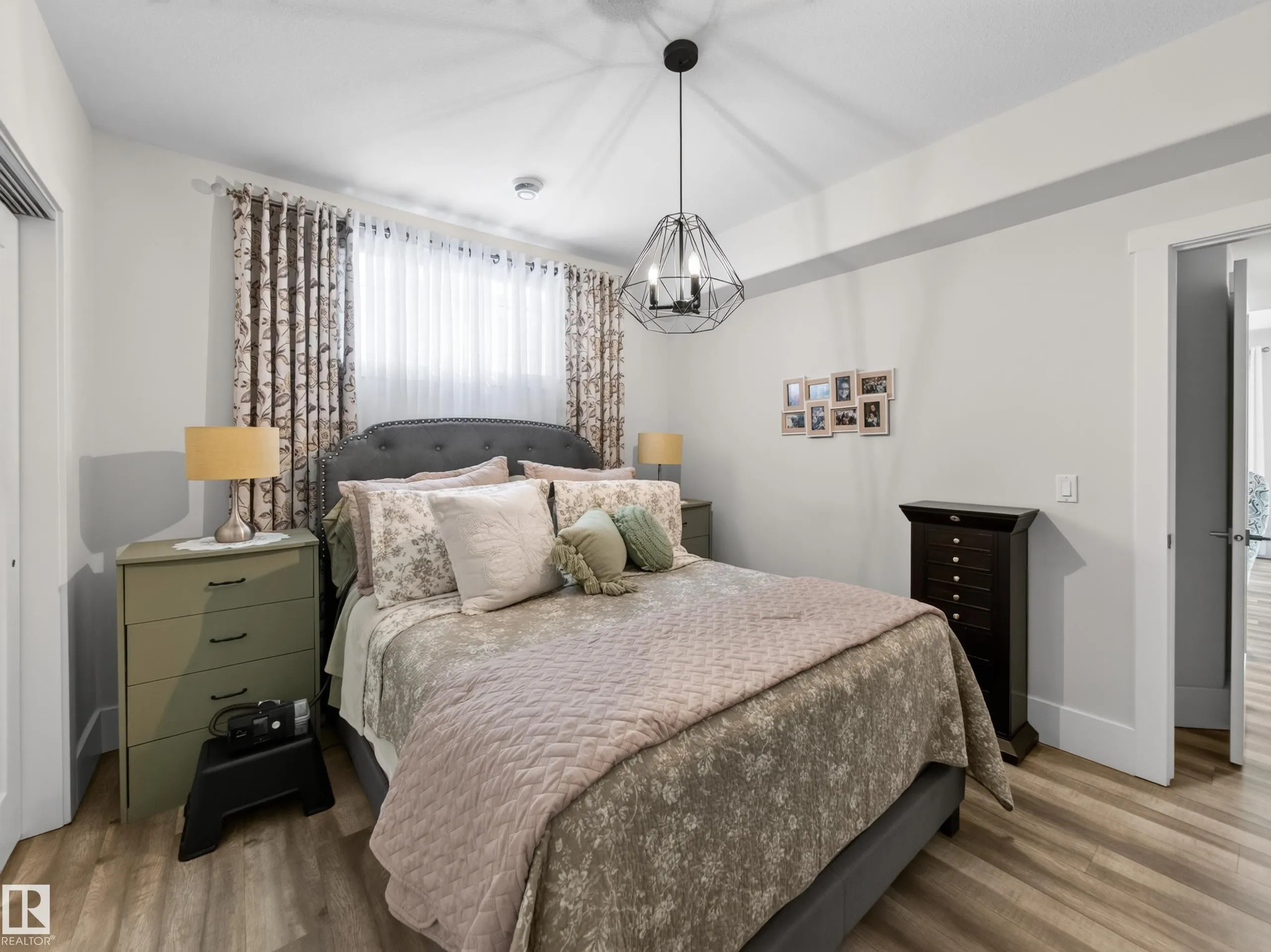 61 AMESBURY Wynd