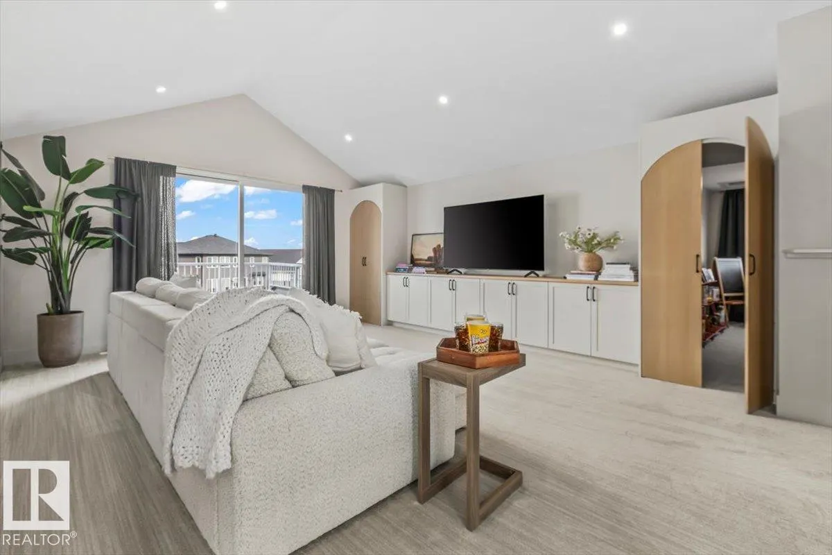 8 JARDIN Place