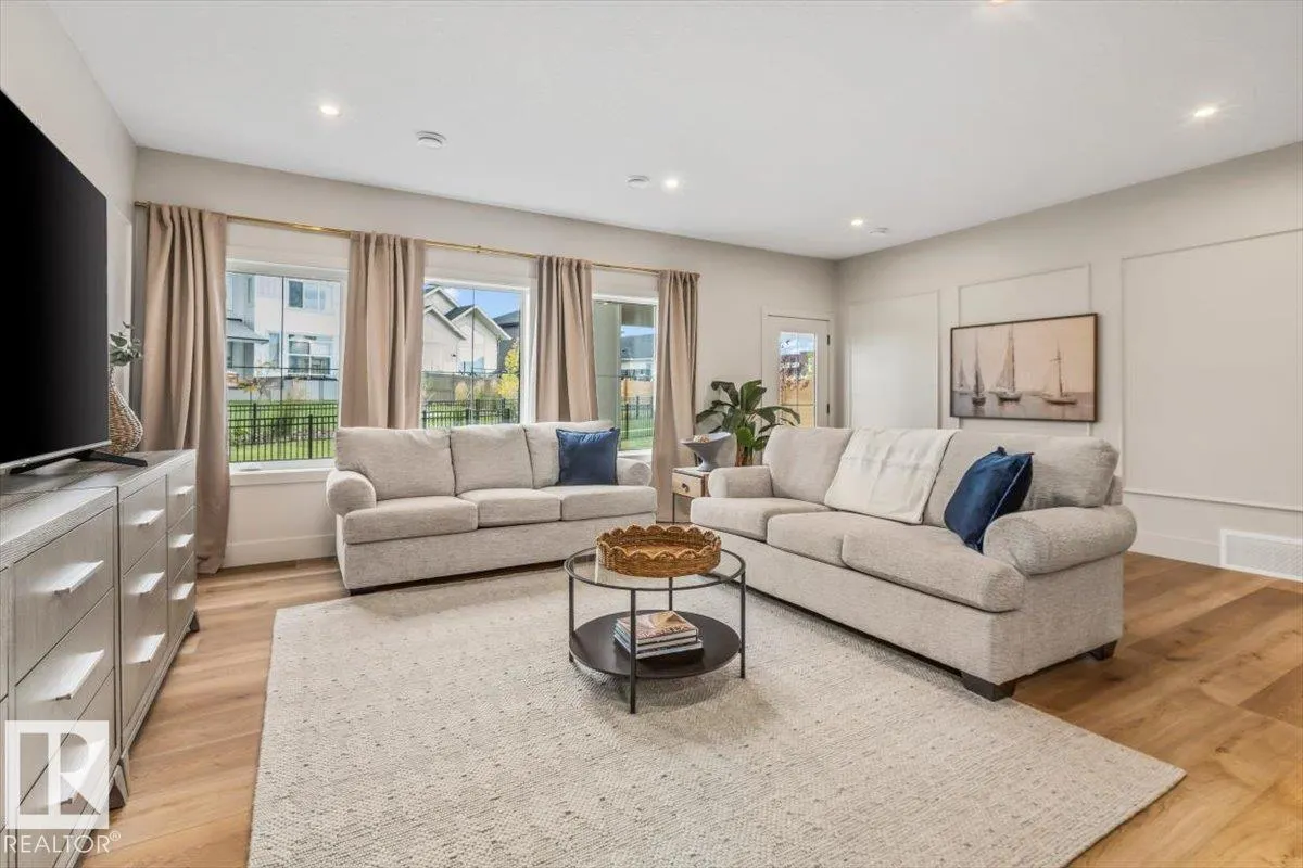 8 JARDIN Place