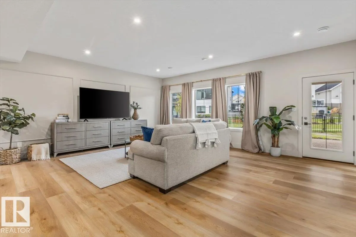 8 JARDIN Place