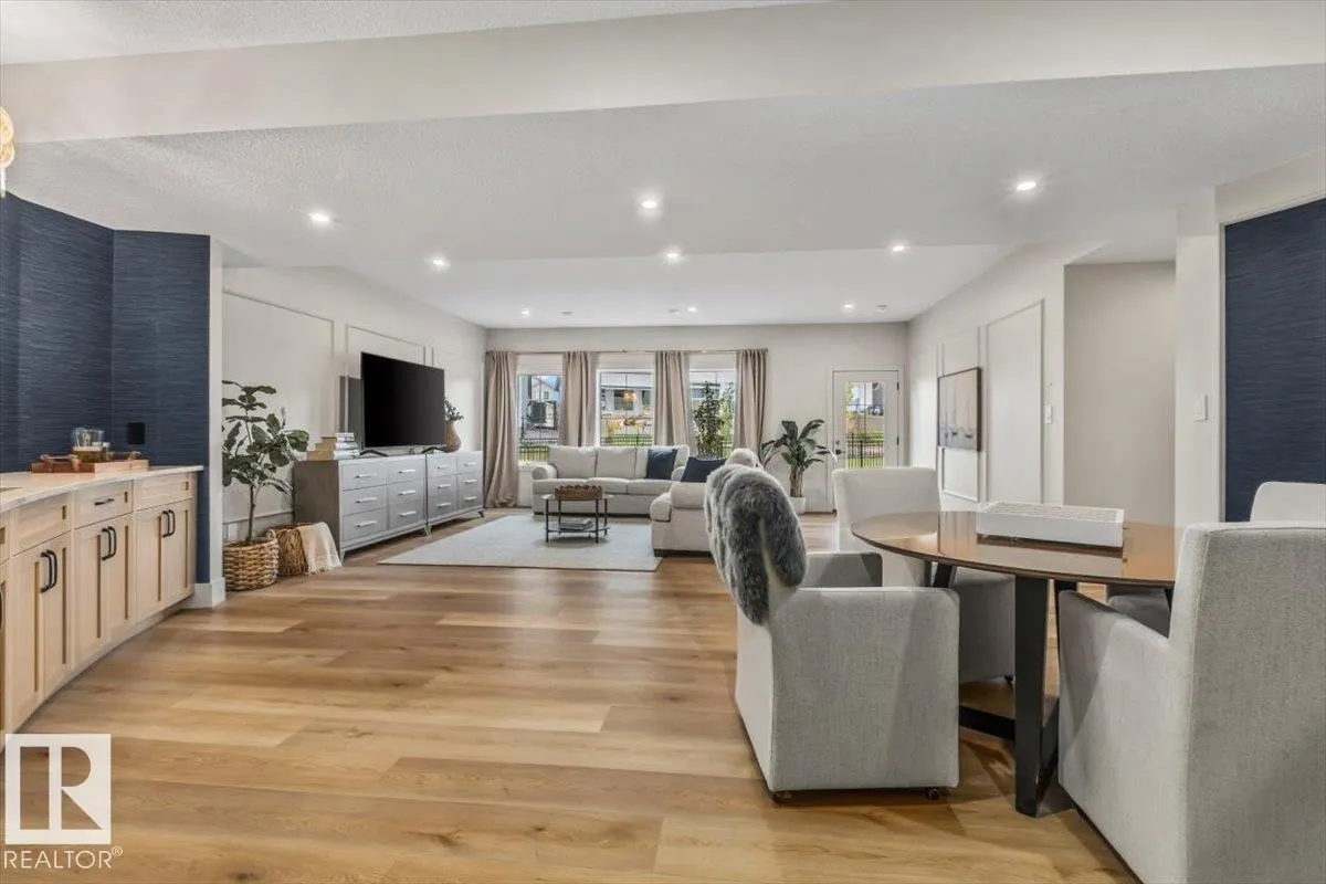 8 JARDIN Place