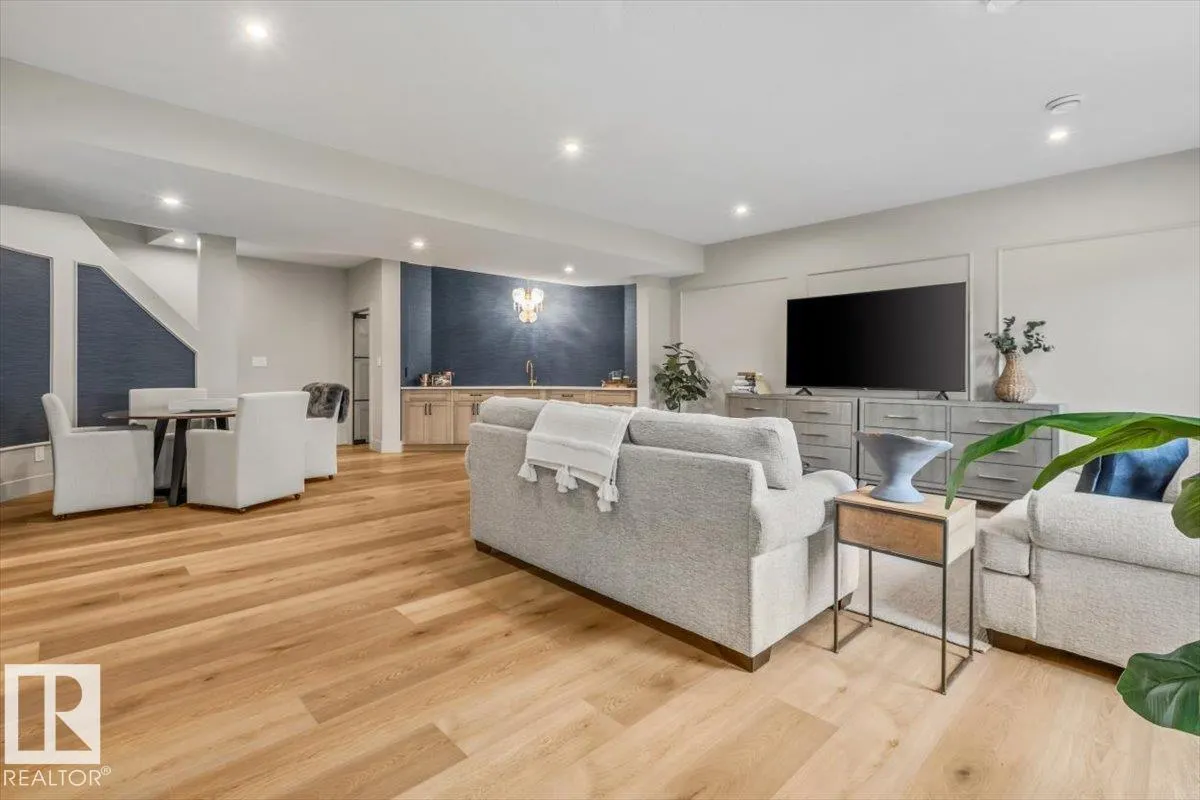 8 JARDIN Place