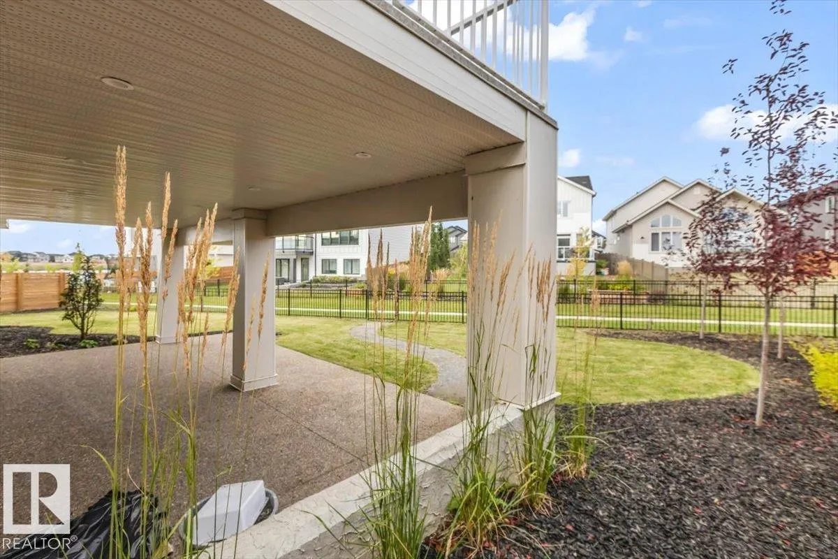 8 JARDIN Place