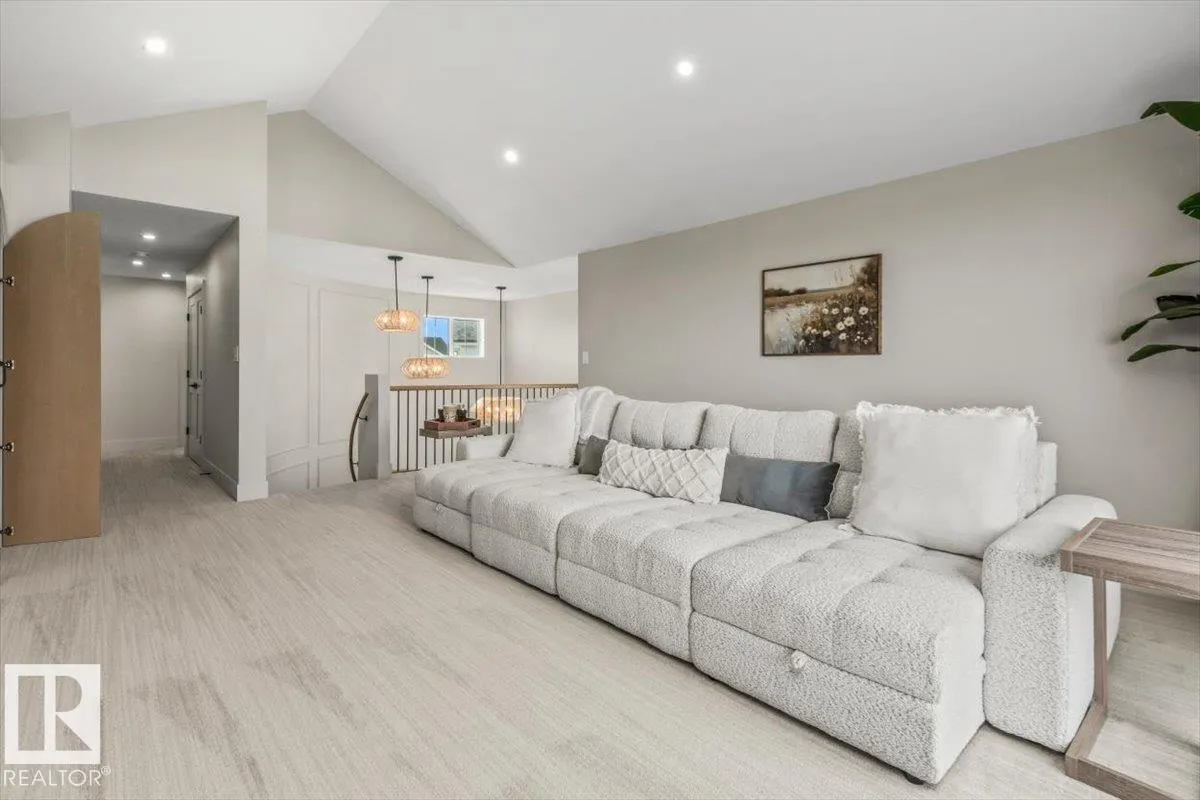 8 JARDIN Place