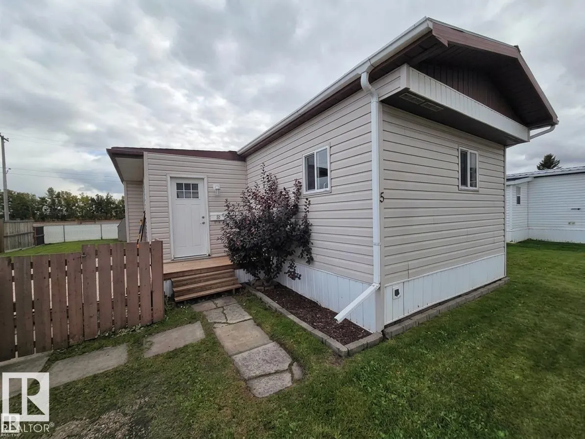 5 Calmar Mobile Home Park