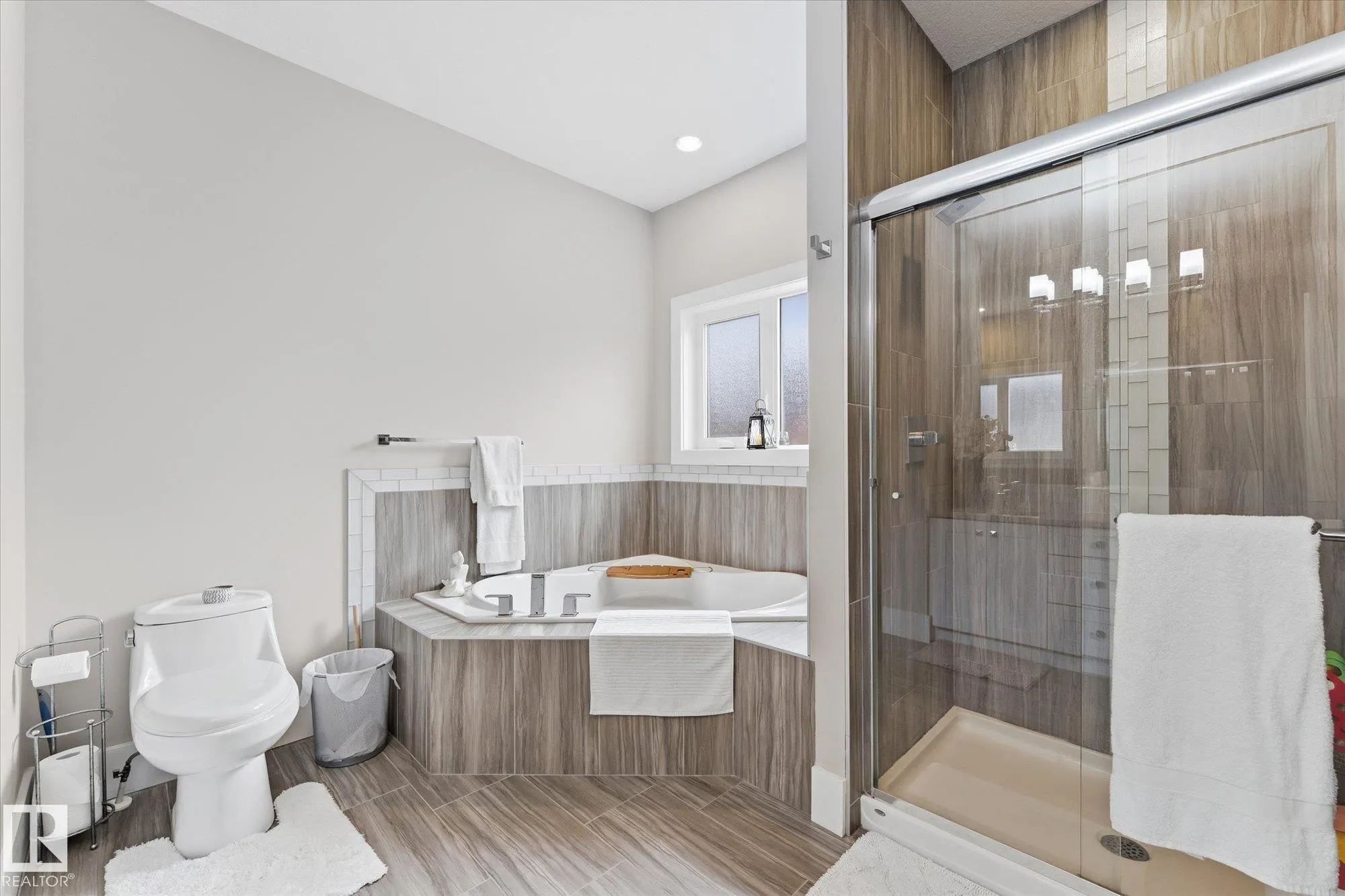 4 LAKESHORE Cove
