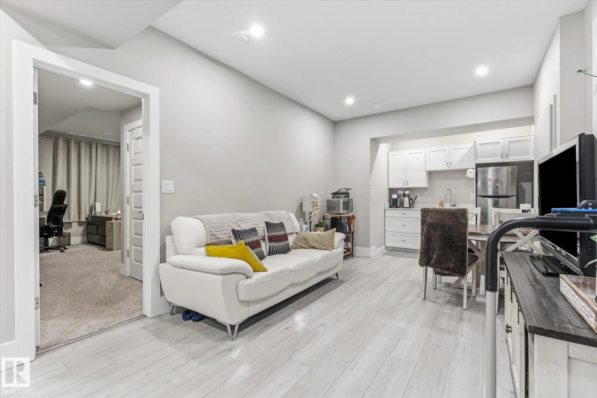 4 LAKESHORE Cove