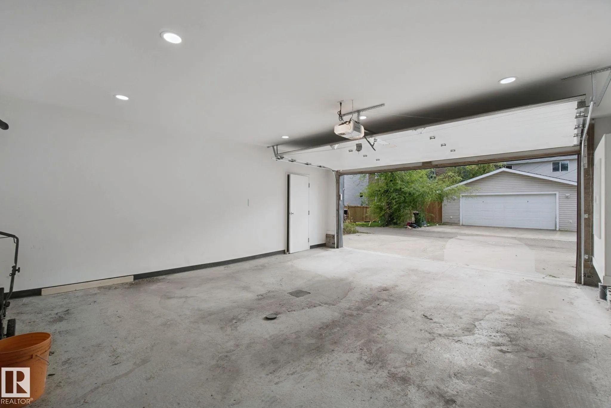 10925 UNIVERSITY Avenue