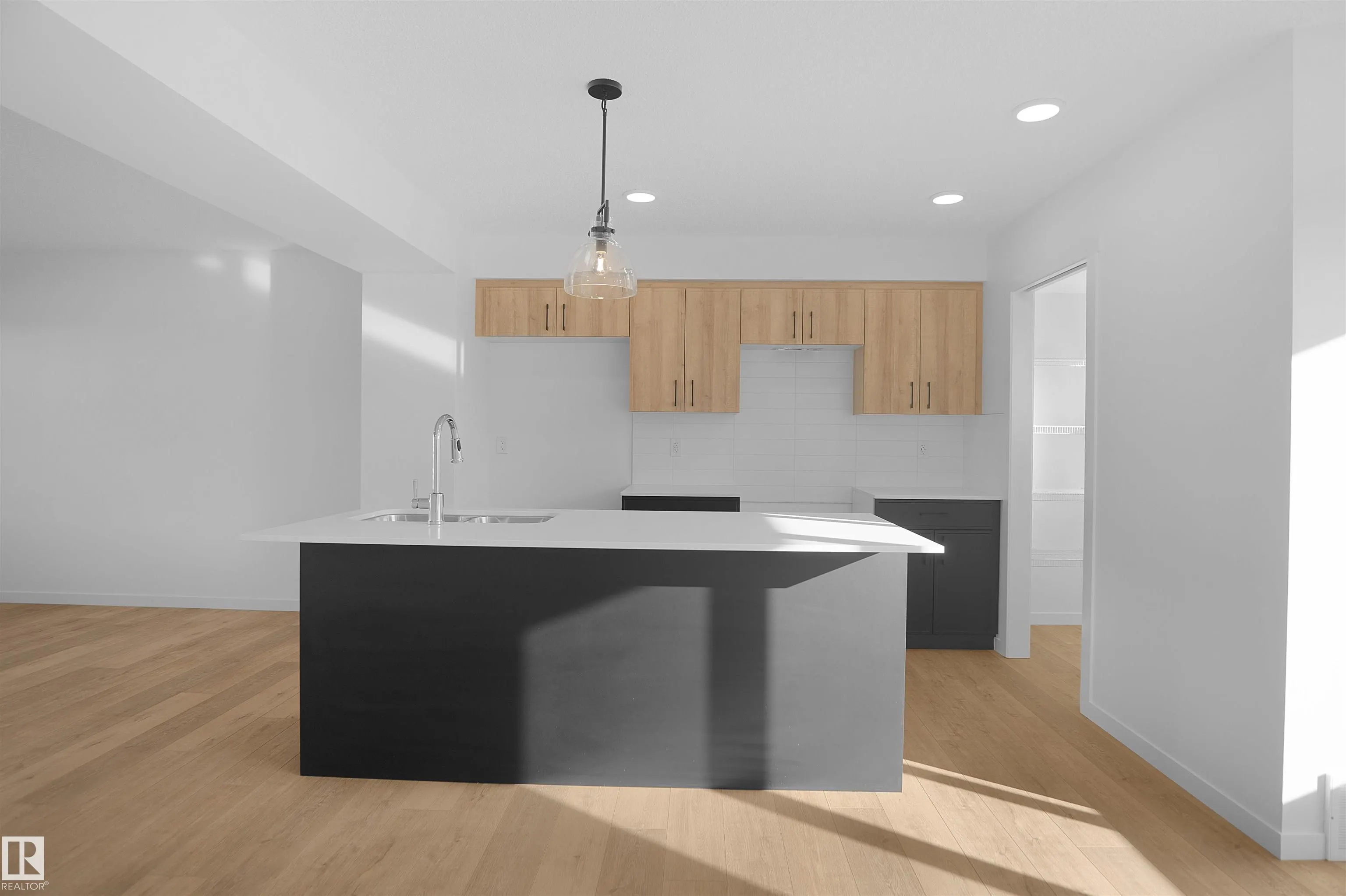 9 Edgewater Close