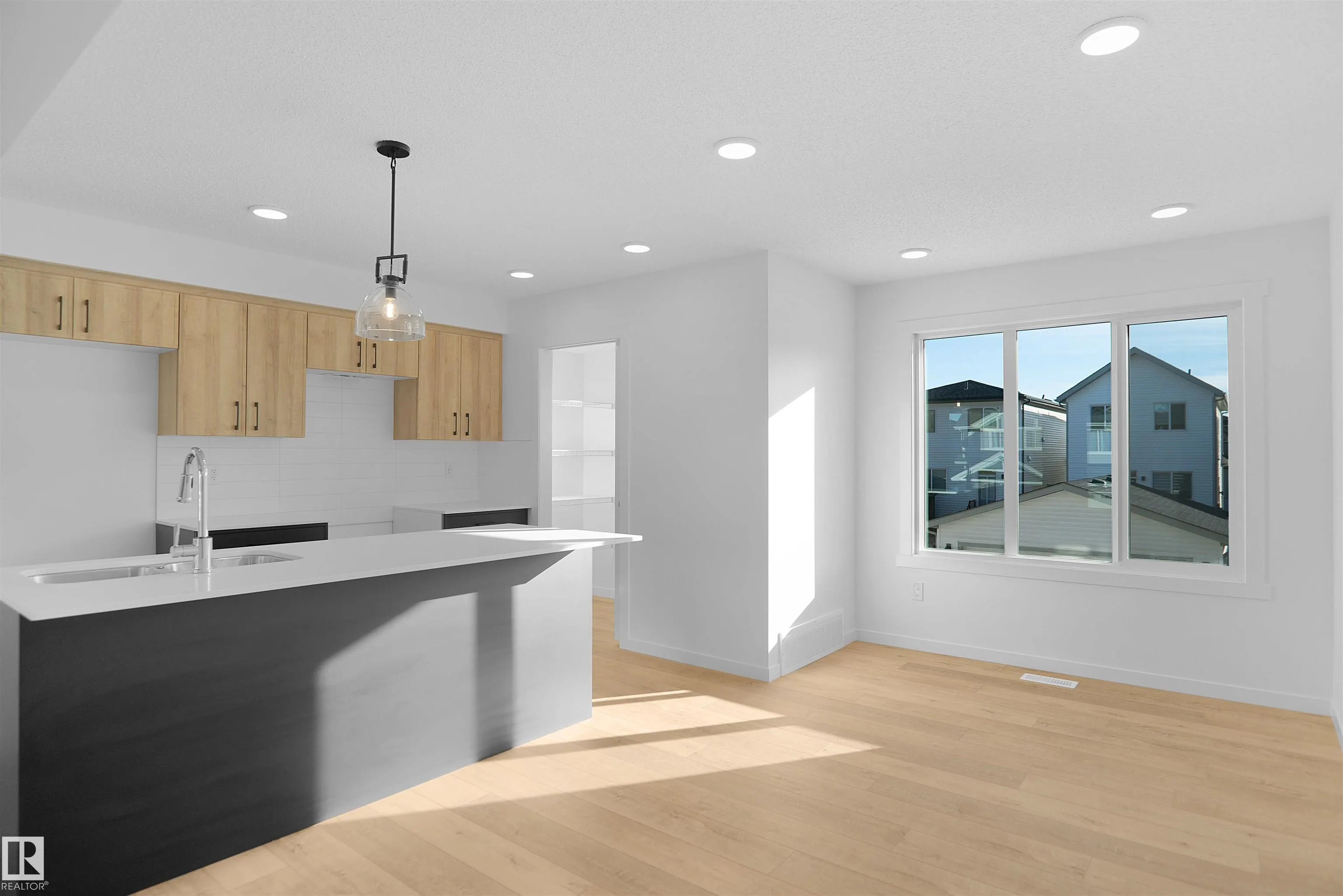 9 Edgewater Close