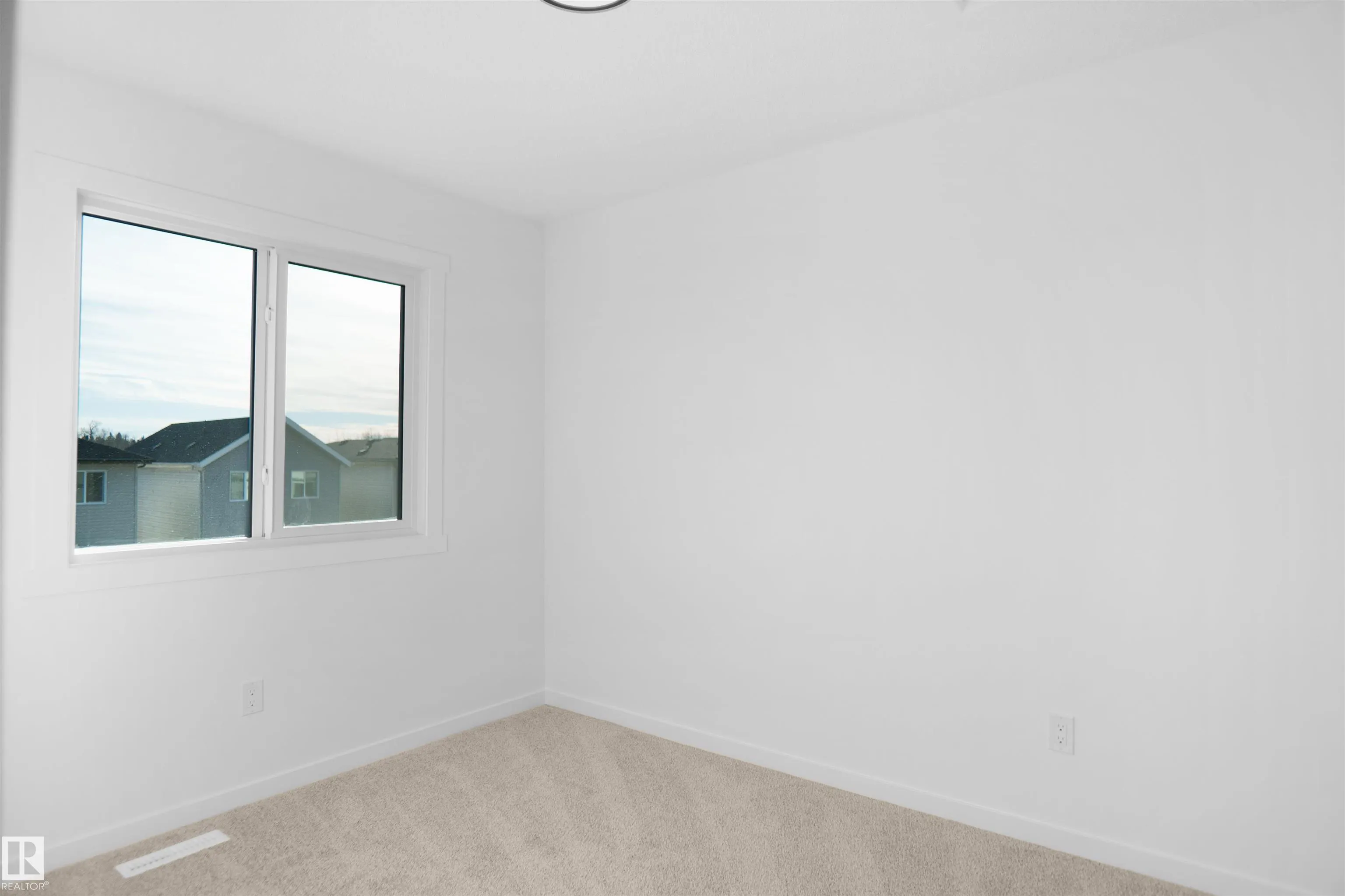 9 Edgewater Close
