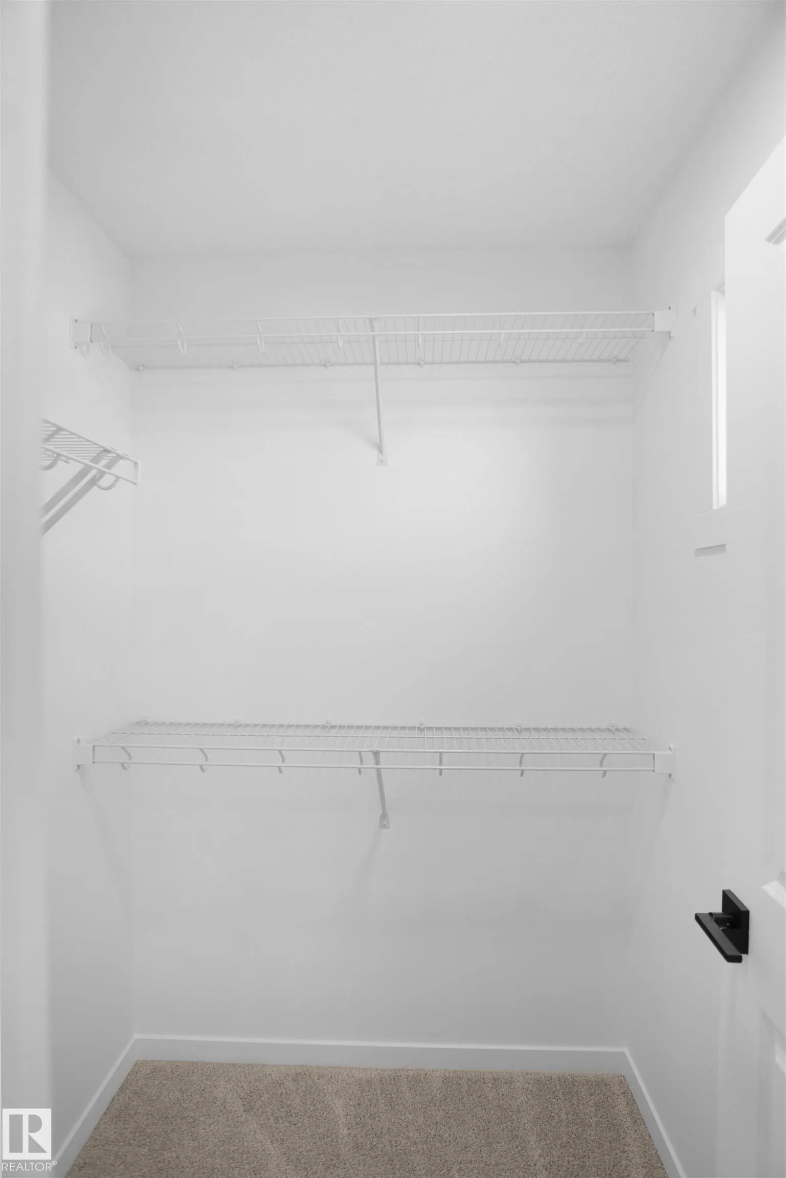 9 Edgewater Close