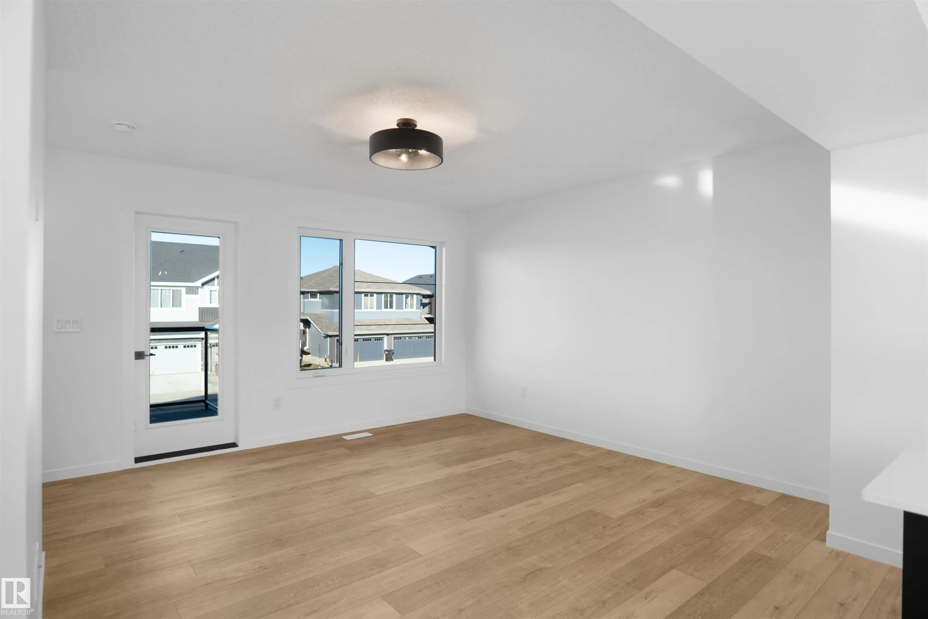 9 Edgewater Close