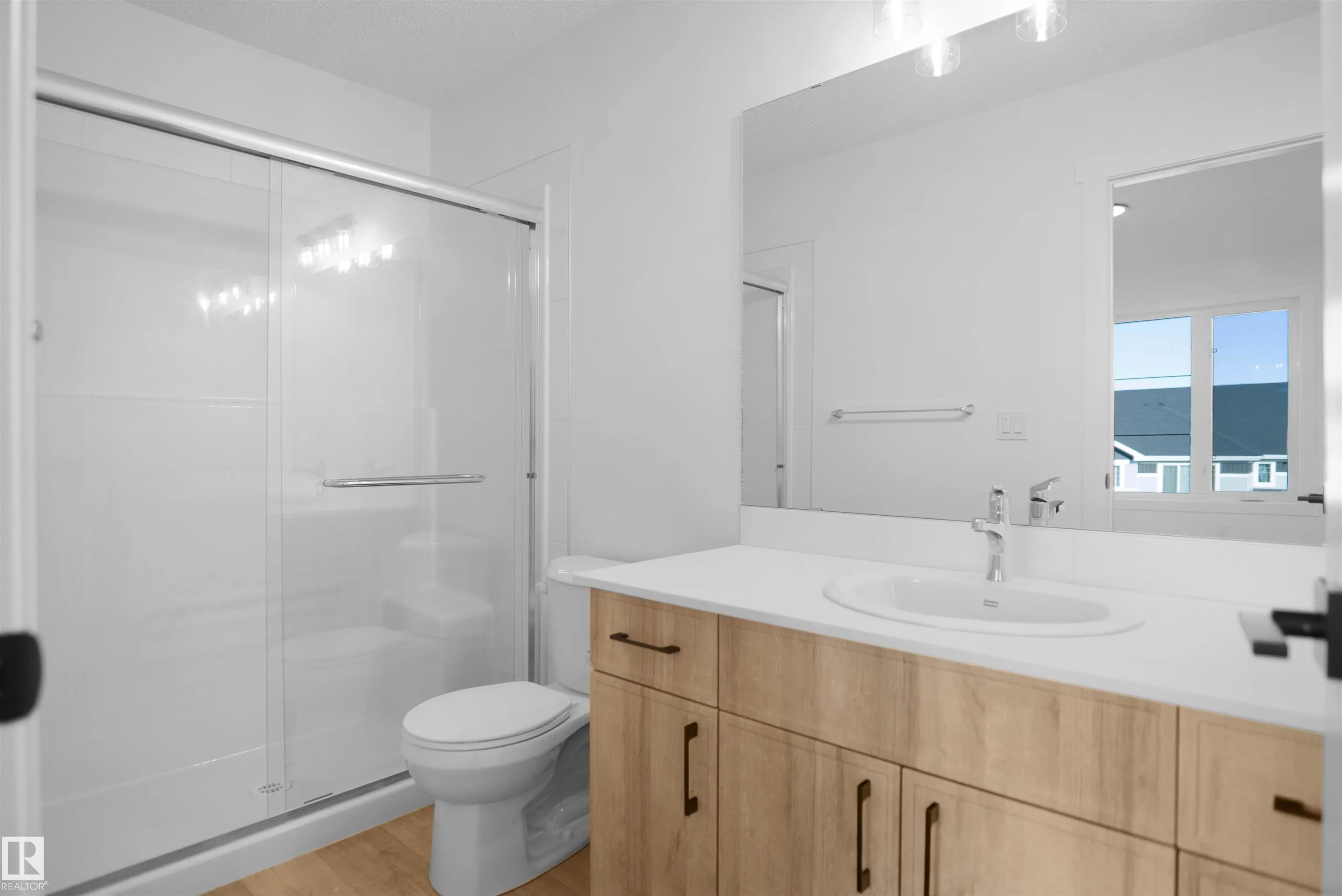 9 Edgewater Close