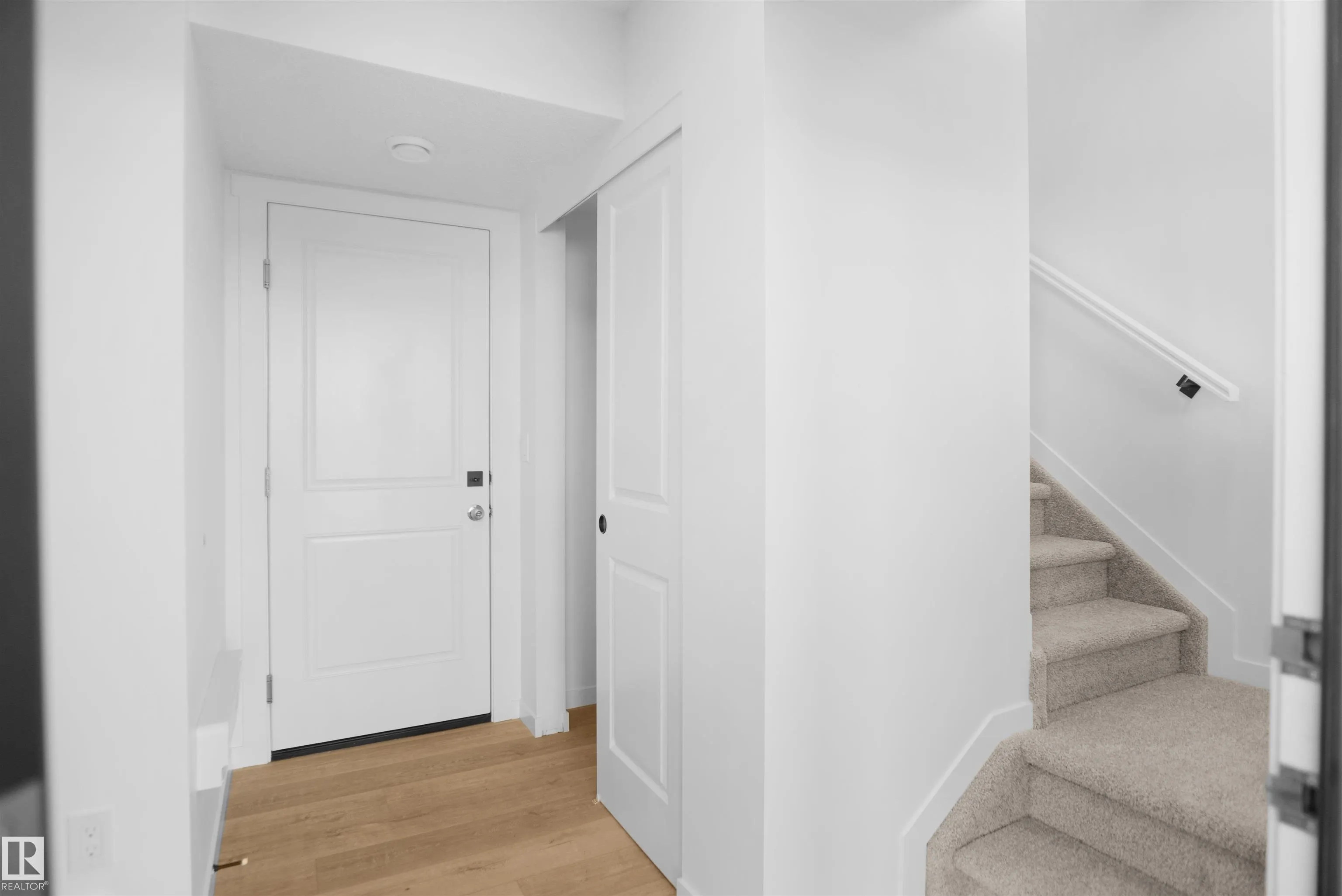 9 Edgewater Close