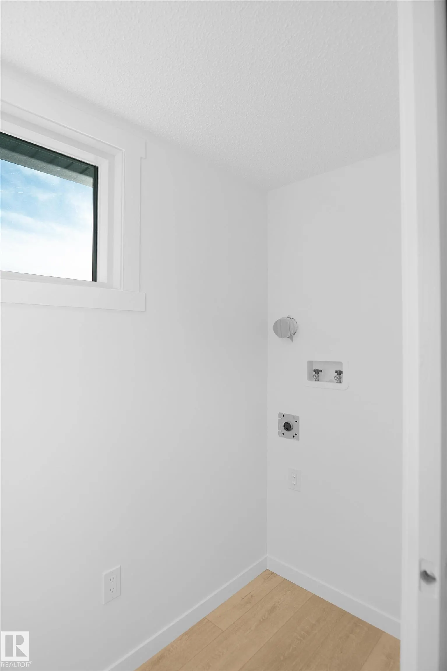 9 Edgewater Close