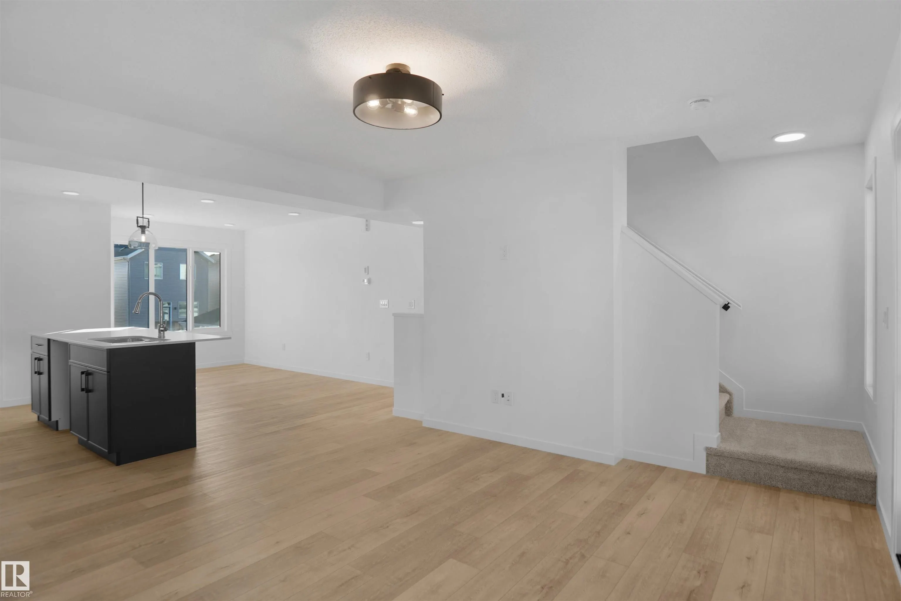 9 Edgewater Close
