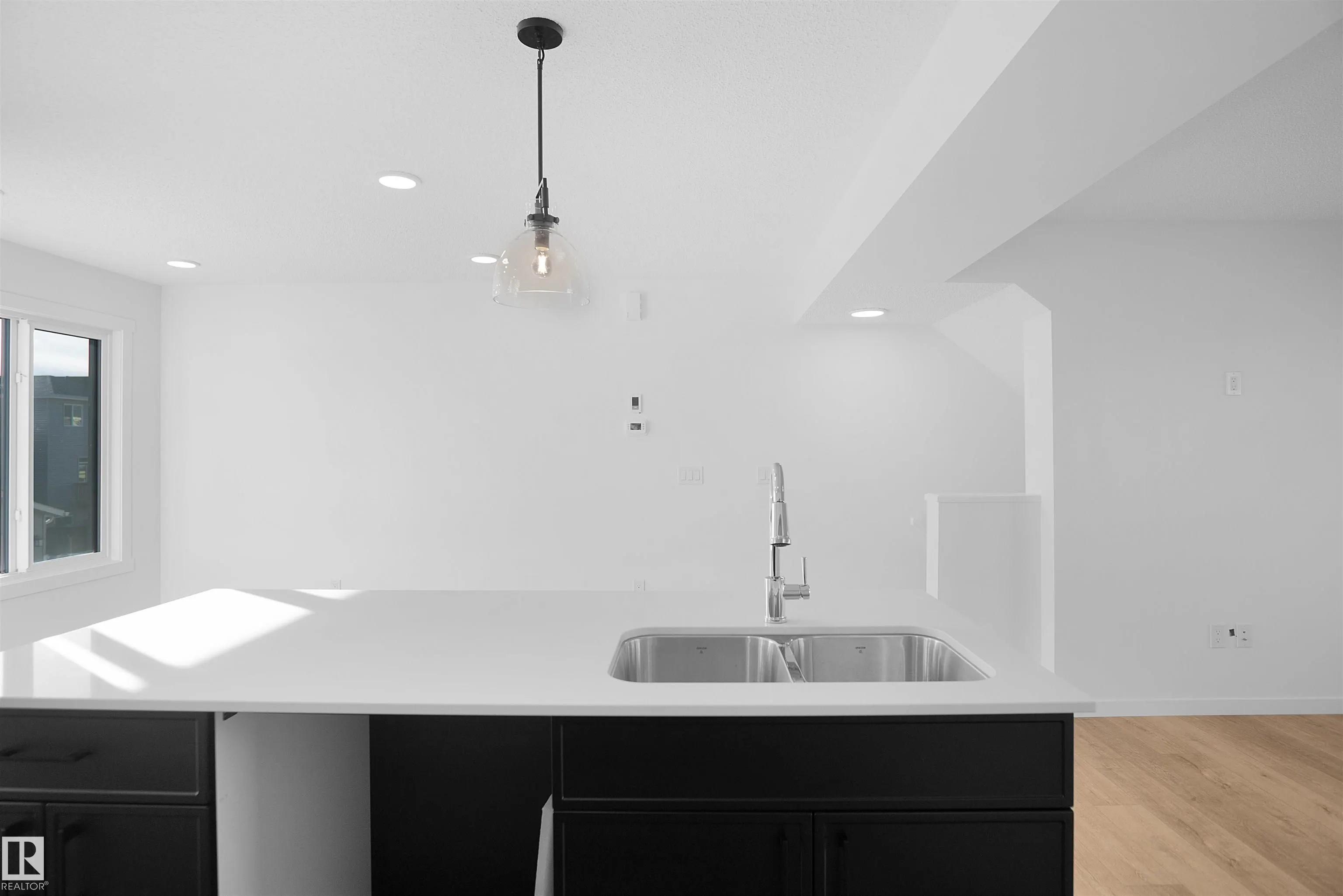9 Edgewater Close