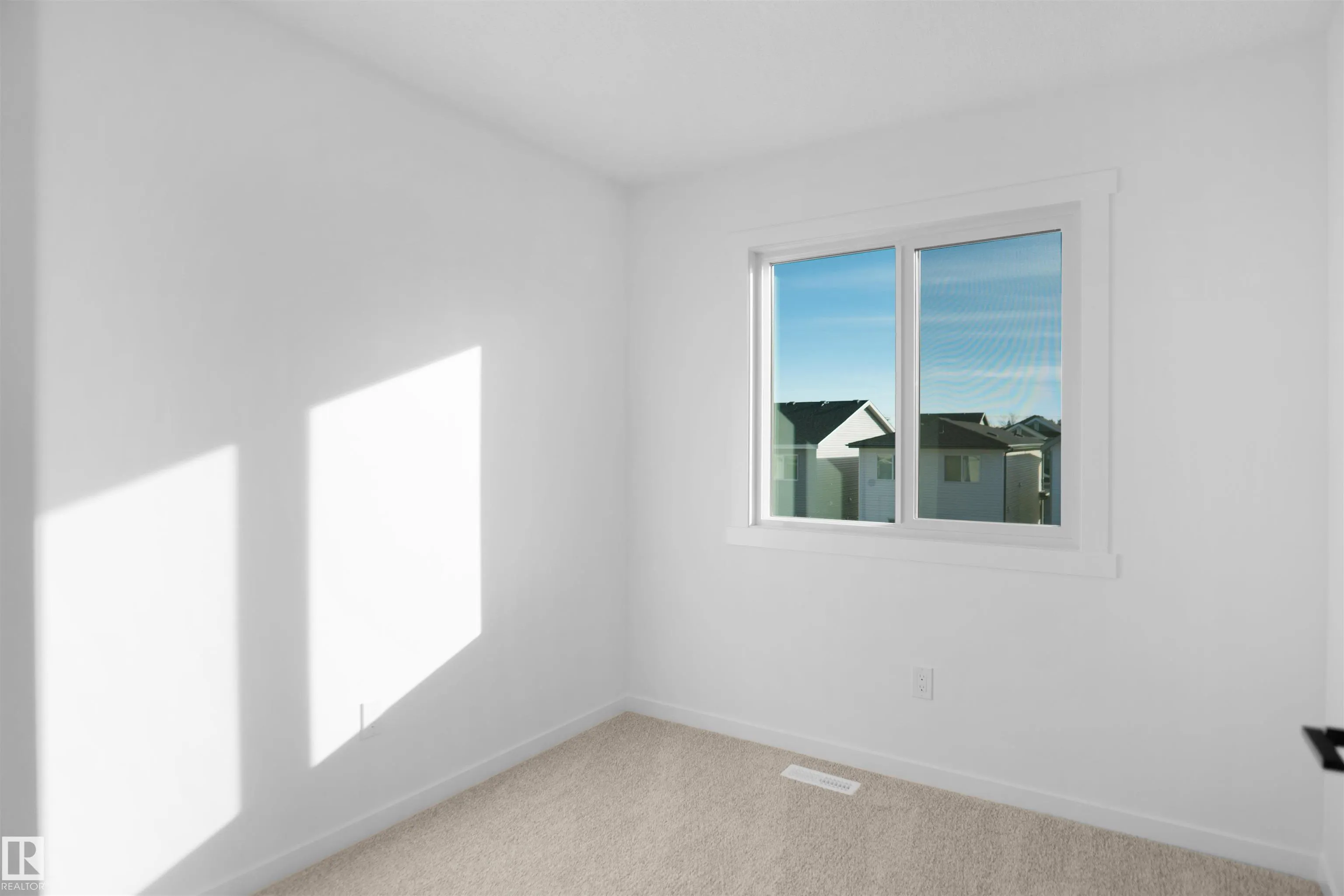 9 Edgewater Close