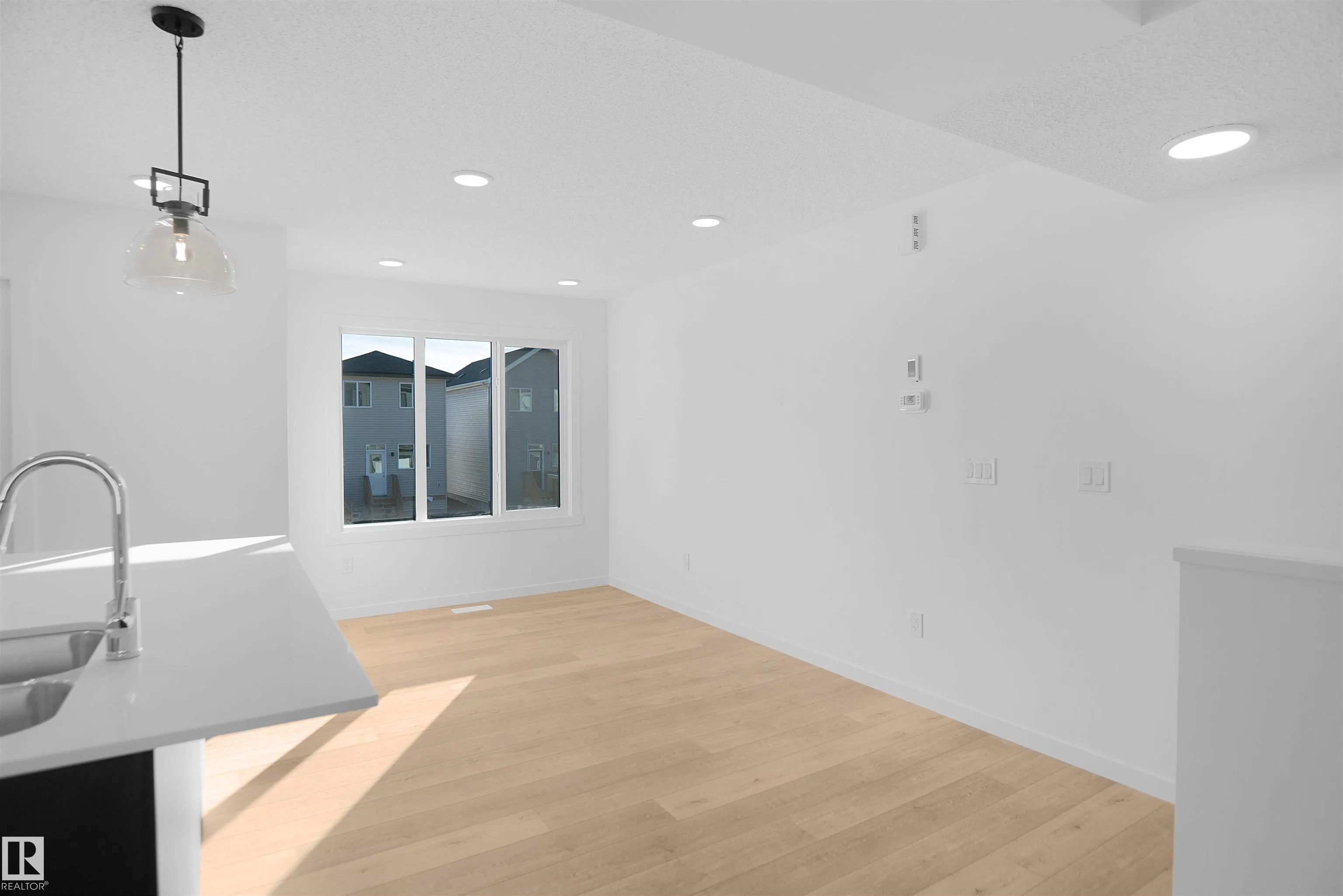 9 Edgewater Close