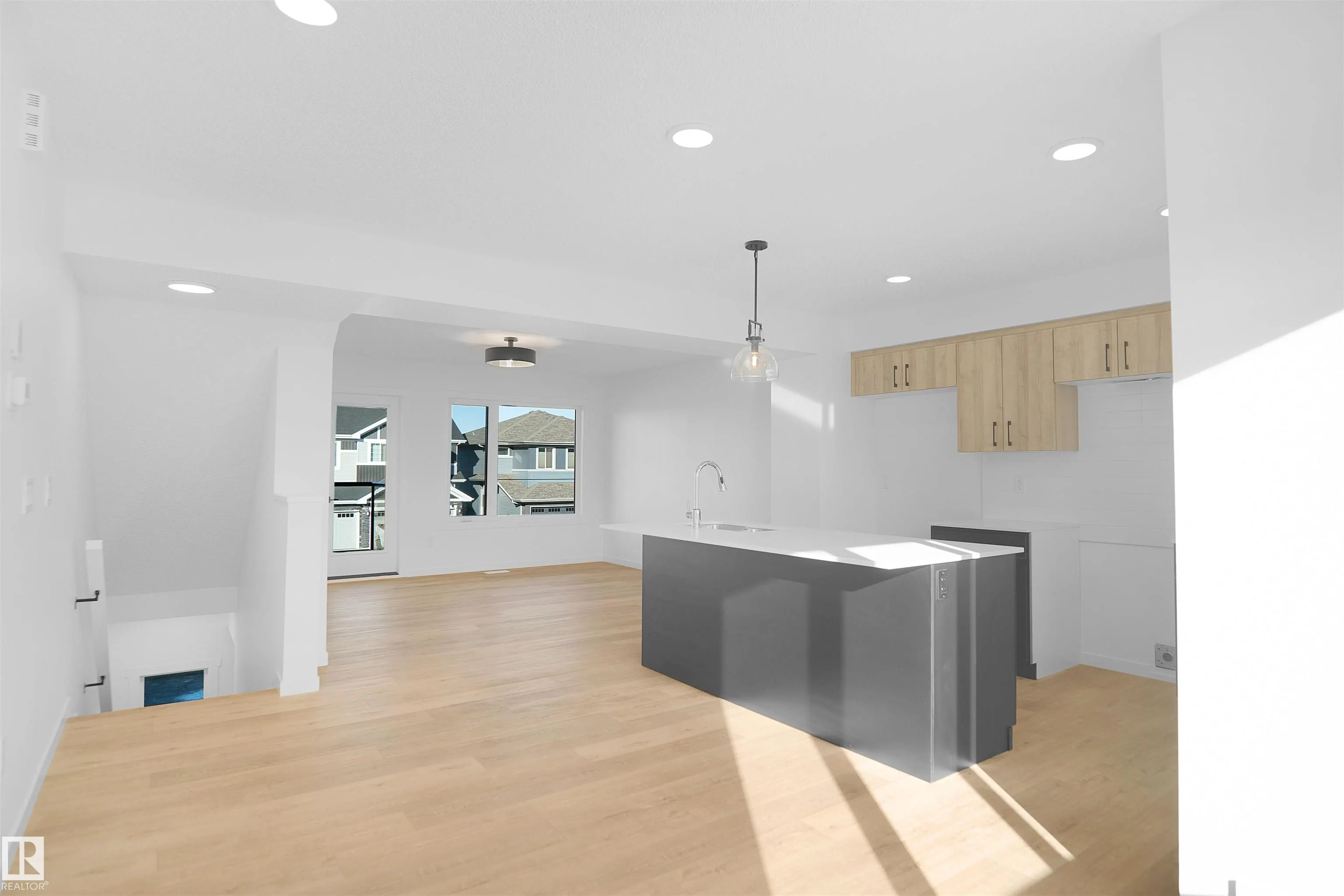 9 Edgewater Close
