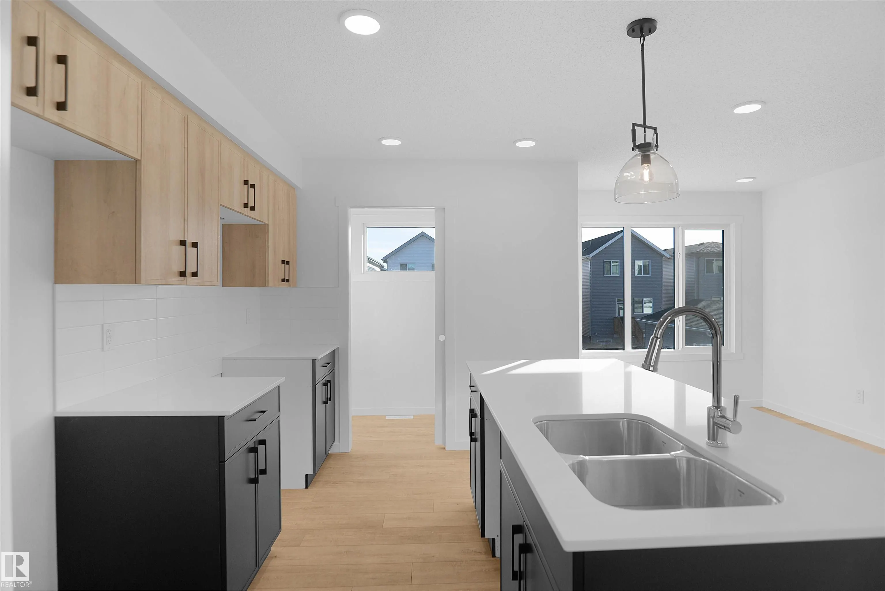 9 Edgewater Close