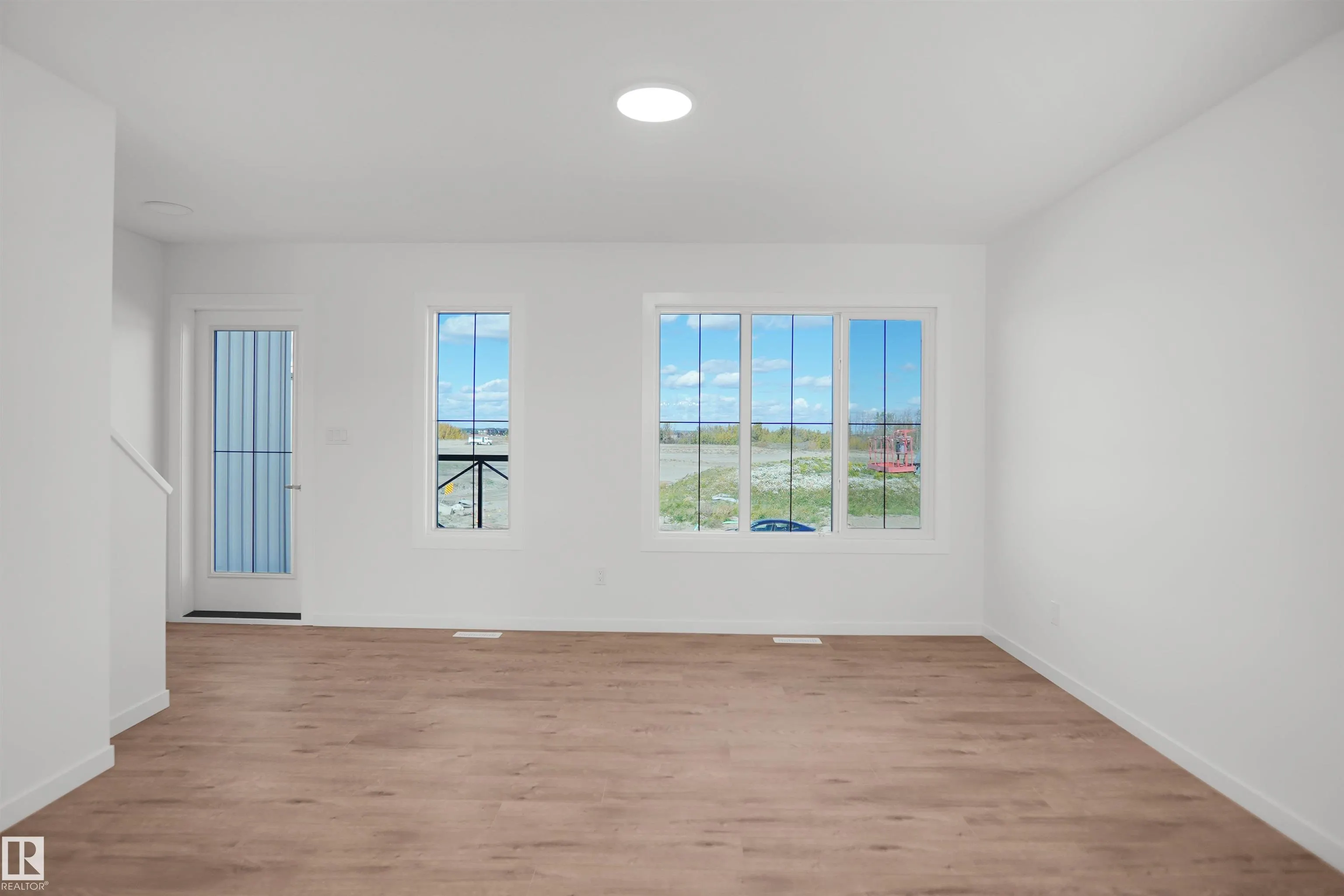 3 Edgewater Close