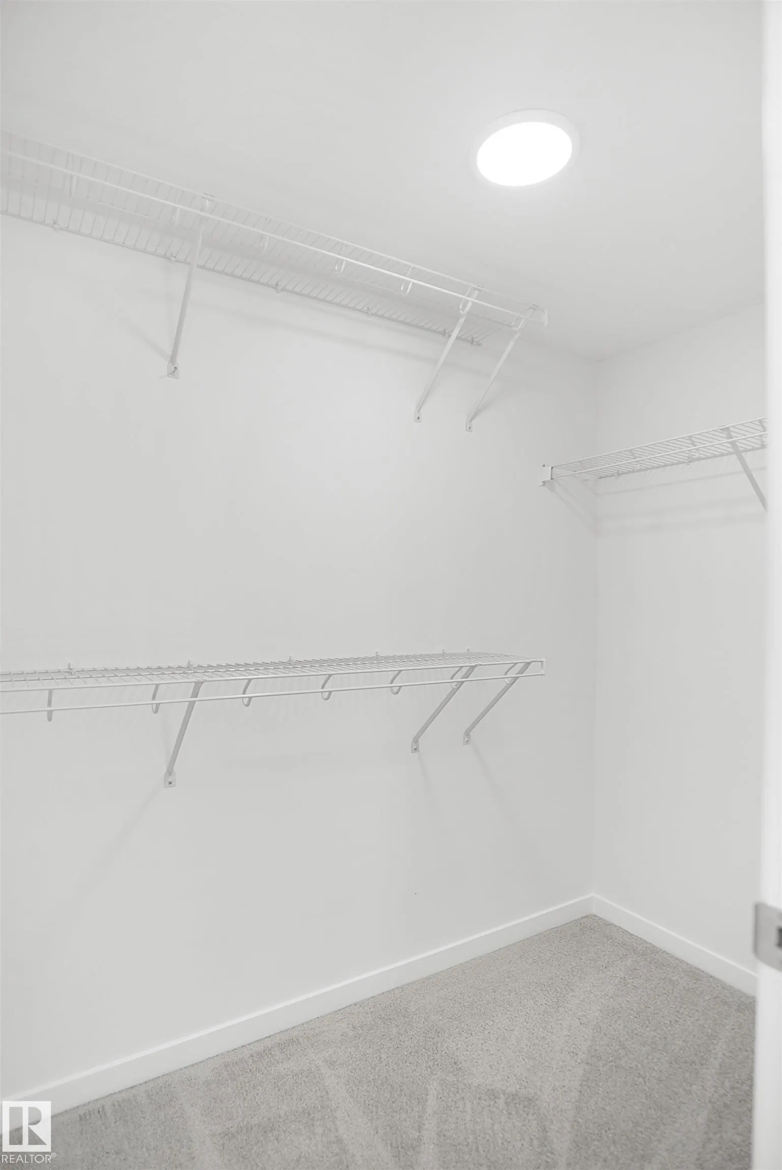 3 Edgewater Close