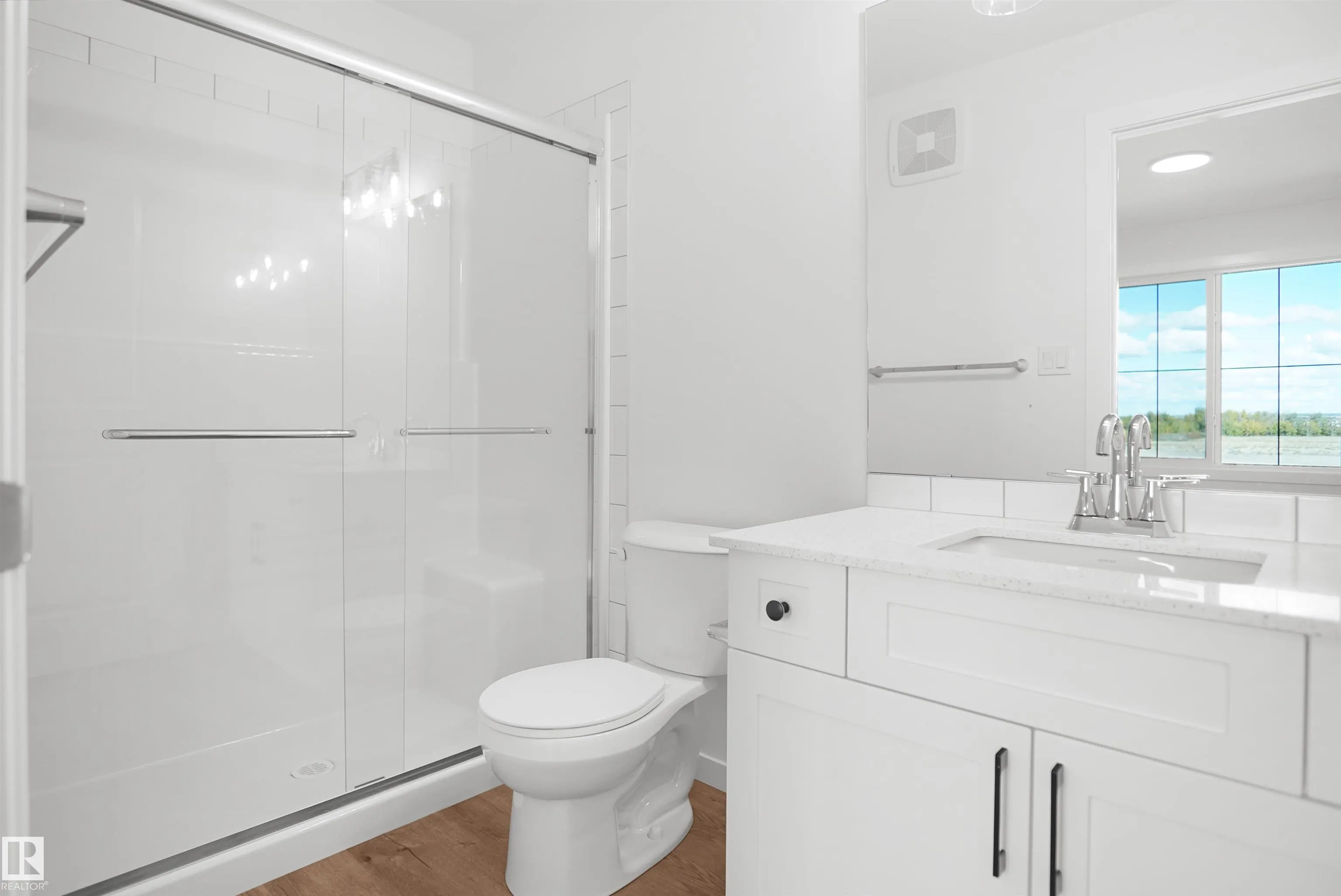 3 Edgewater Close