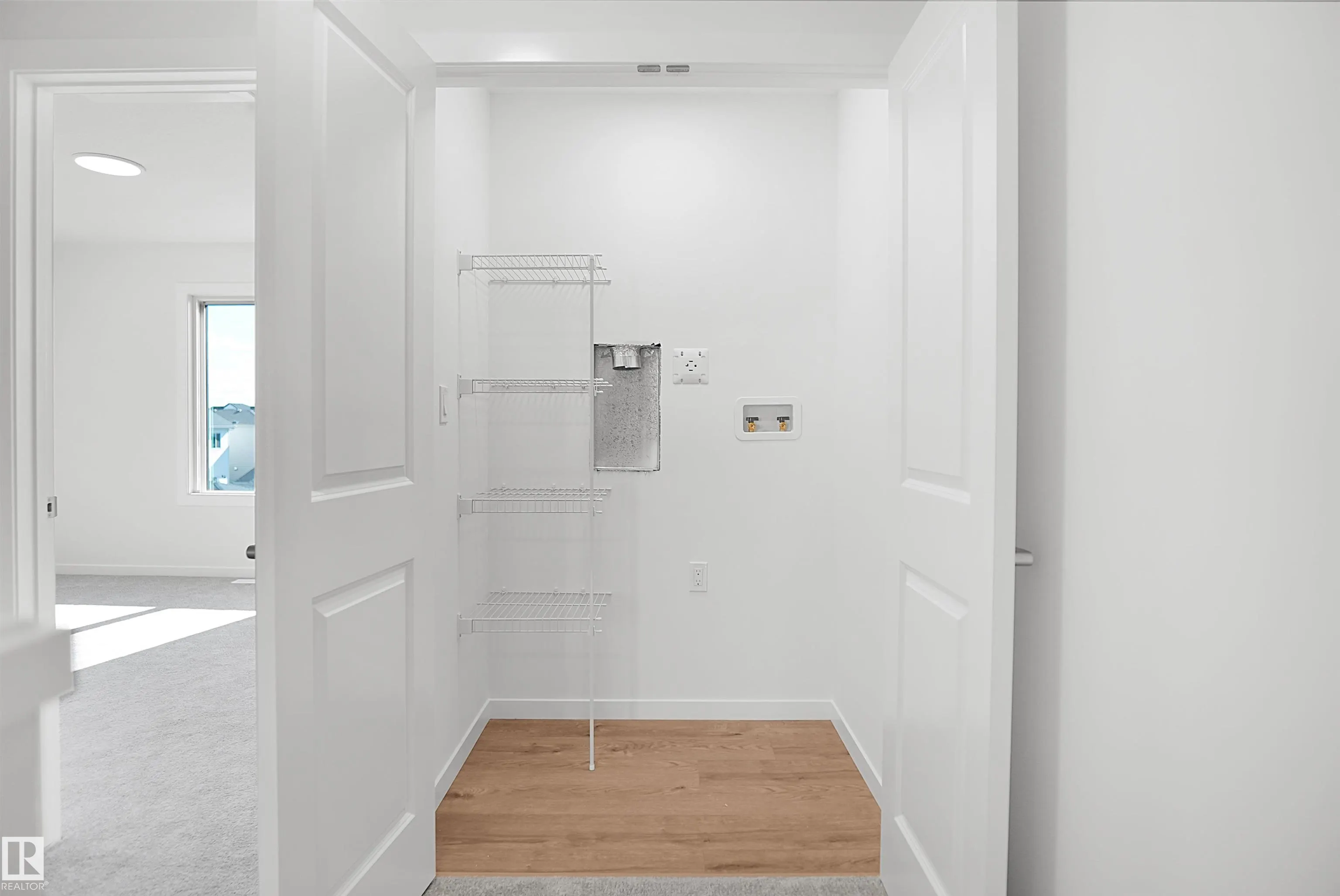3 Edgewater Close