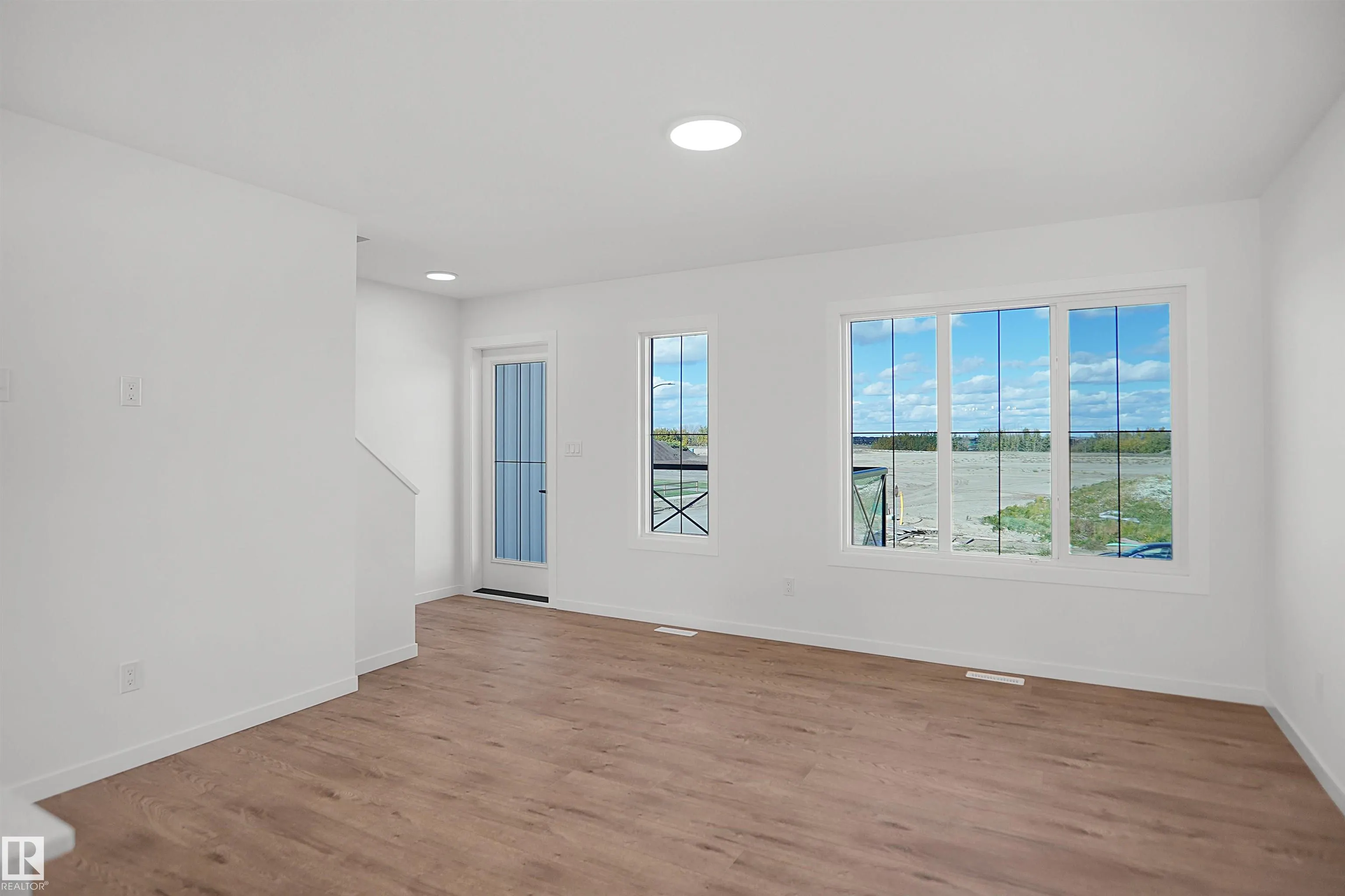 3 Edgewater Close